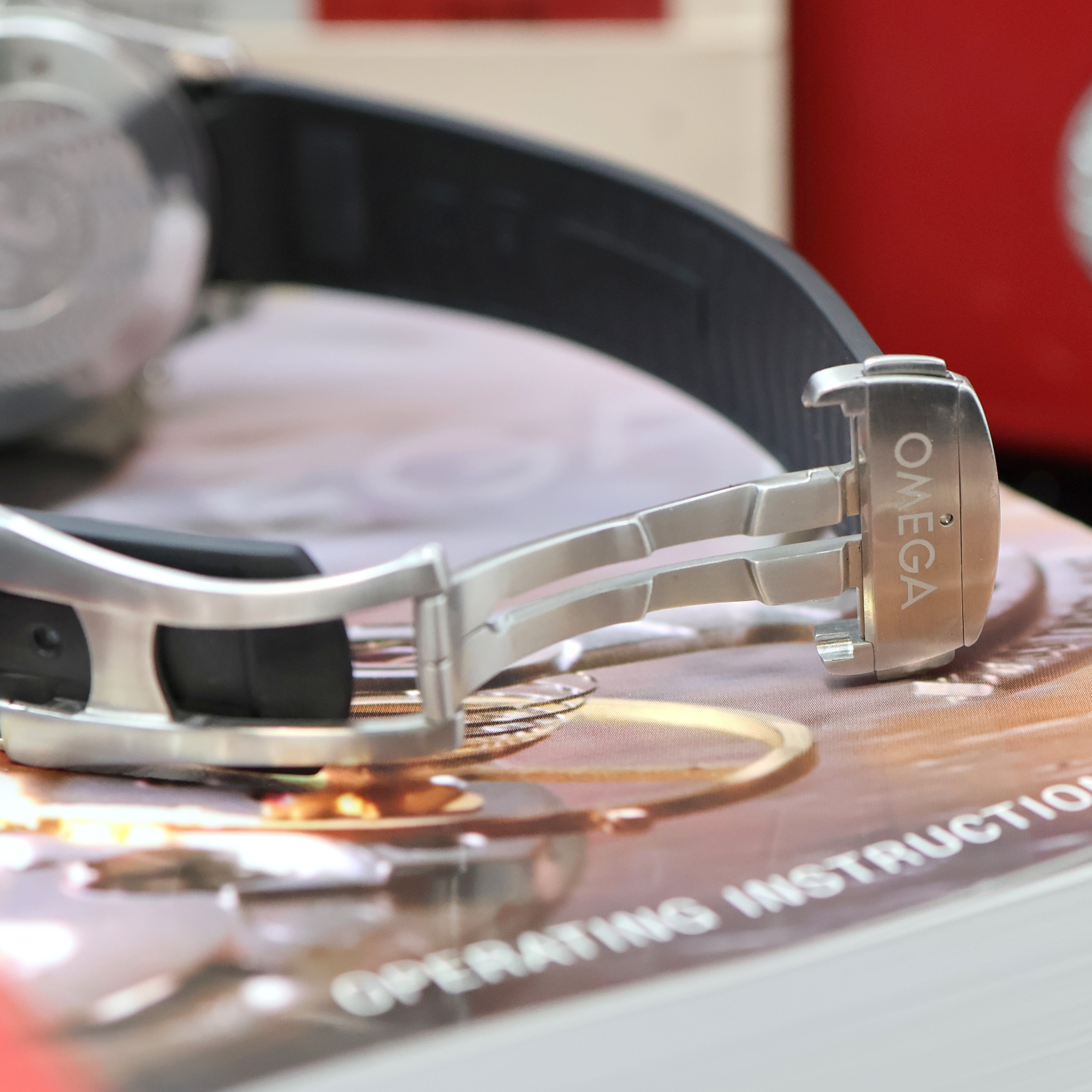 Detail d: OMEGA Seamaster Diver 300M Chronometer Herrenarmbanduhr Referenz 168.1640, Schweiz verk. lt. beil. Pap. 01/2006, Automatik, Edelstahlgeh. inkl. orig. ...