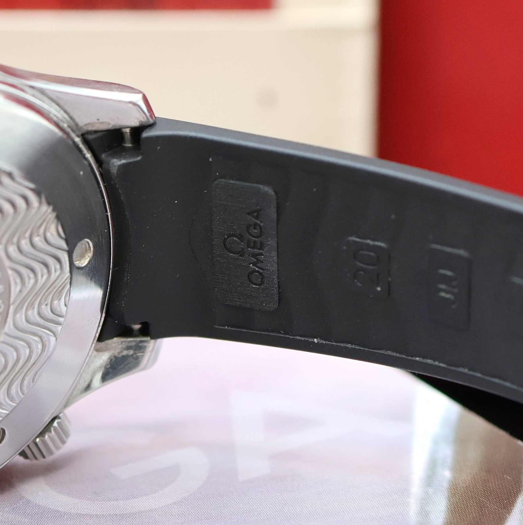 Detail e: OMEGA Seamaster Diver 300M Chronometer Herrenarmbanduhr Referenz 168.1640, Schweiz verk. lt. beil. Pap. 01/2006, Automatik, Edelstahlgeh. inkl. orig. ...