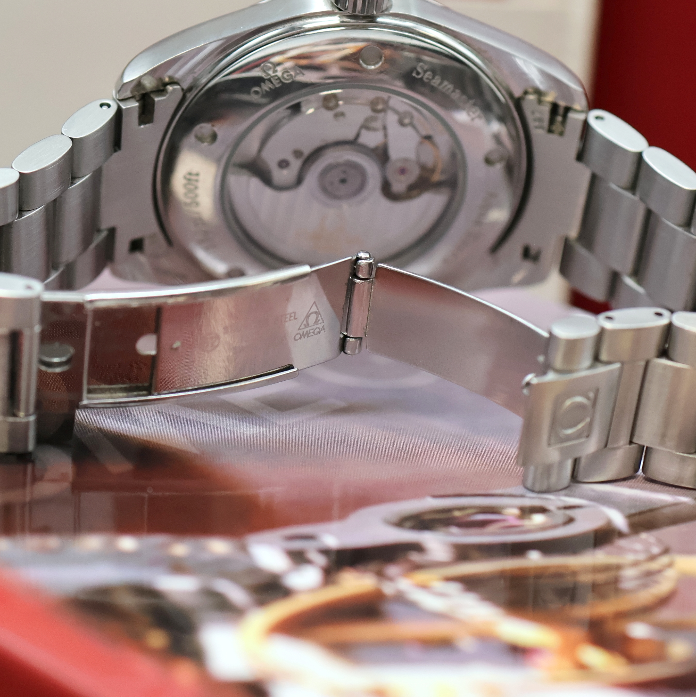 Detail d: OMEGA Railmaster Aqua Terra Co-Axial Chronometer Herrenarmbanduhr Referenz 28025237, Schweiz verk. lt. beil. Pap. 05/2006, Automatik, beids. vergl. ...