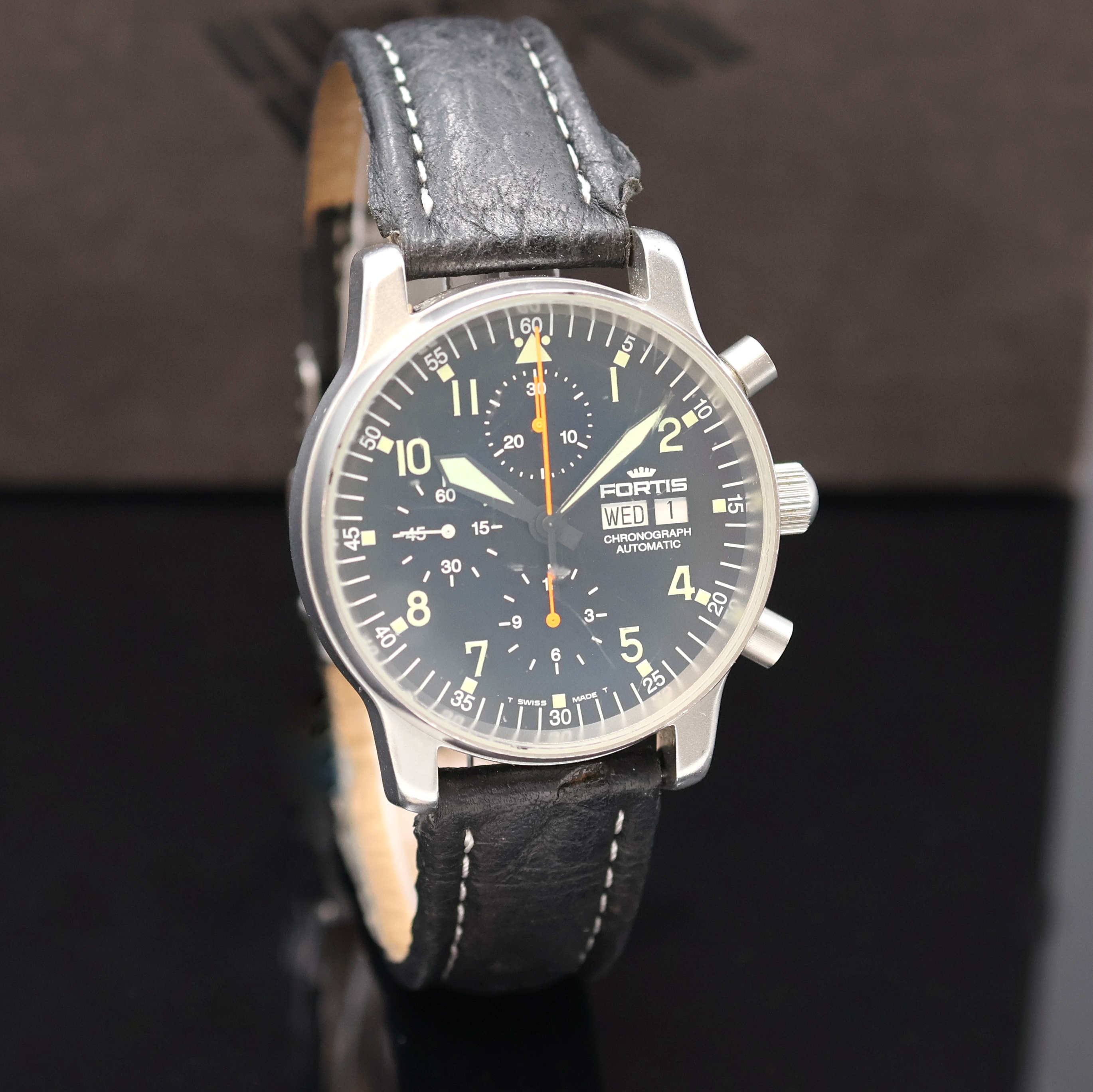 Detail a: FORTIS Armbandchronograph Referenz 597.10.141, Schweiz um 1995, Automatik, matt. Edelstahlgeh., Boden verschr., schwarzes Zifferbl. m. arab. Tritium ...