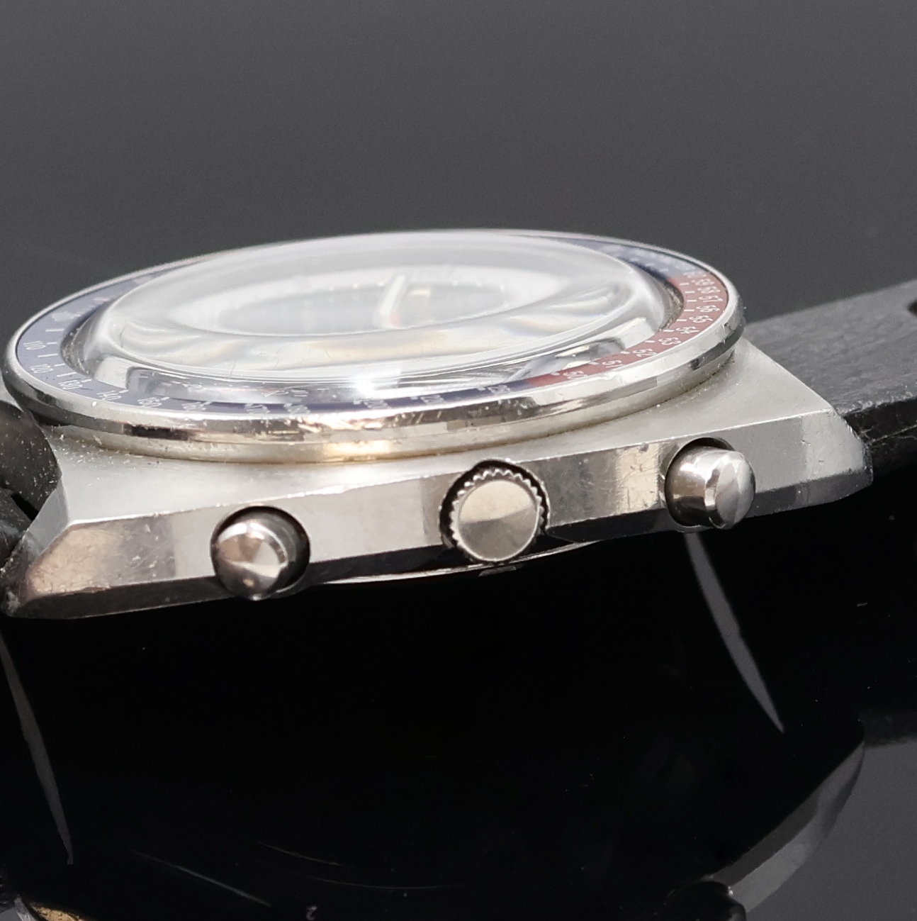 Detail d: SEIKO Schaltradchronograph Referenz 3139-6000, Japan um 1969, Automatik, Edelstahlgeh., Boden verschr., neutr. Tropic-Band m. Dornschl., Lünette m. ...