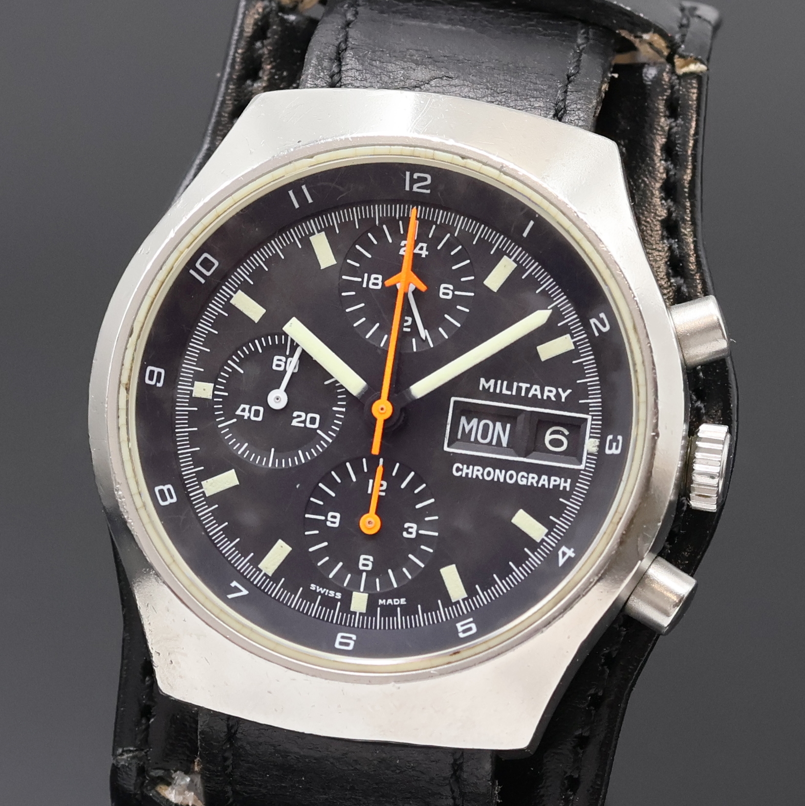 Detail a: ARCTOS Military Herrenchronograph für die Bundeswehr, Schweiz um 1980, Automatik, Edelstahlgeh. inkl. Bundeswehr-Lederband m. Dornschl., Boden ...