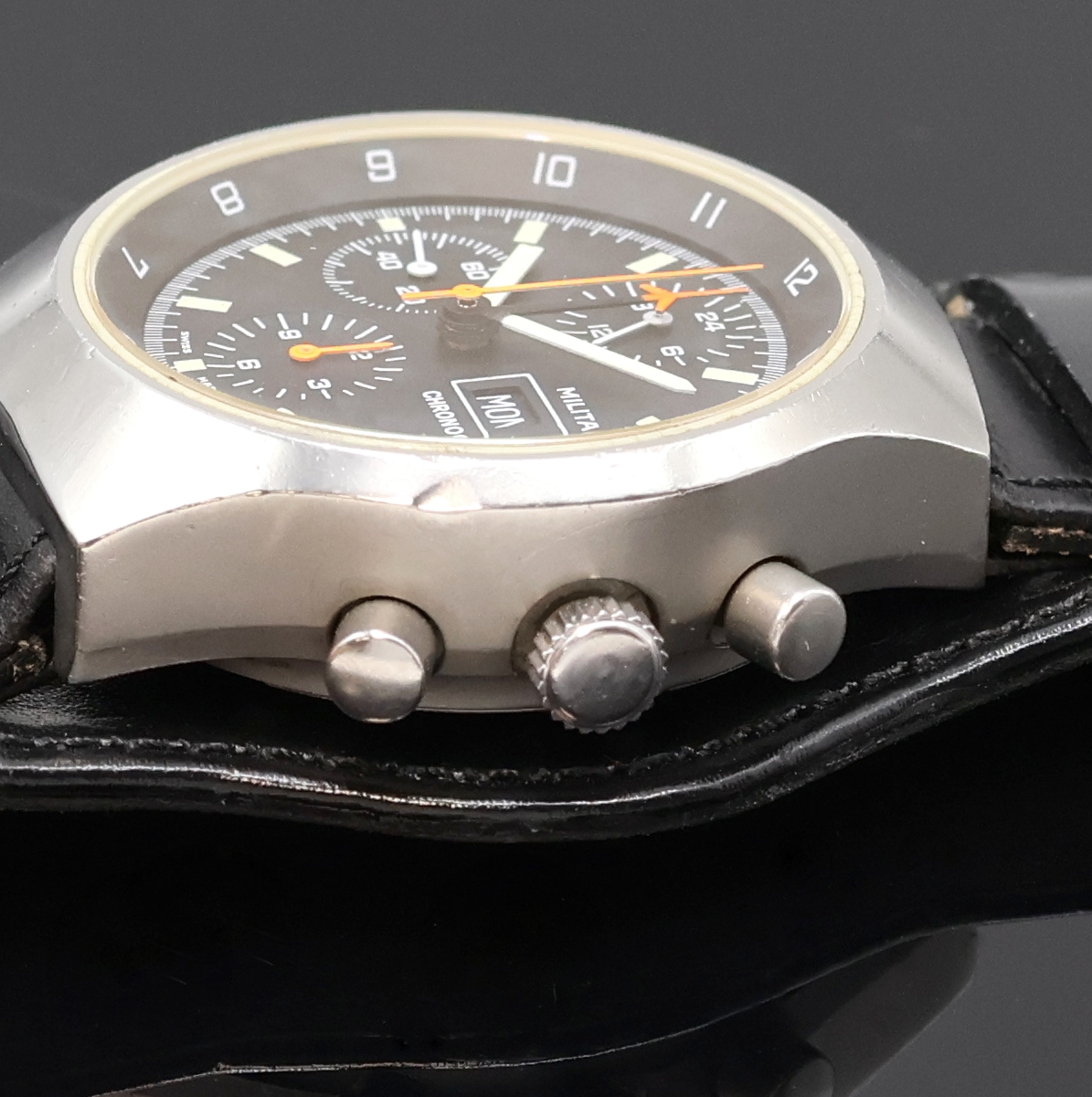 Detail c: ARCTOS Military Herrenchronograph für die Bundeswehr, Schweiz um 1980, Automatik, Edelstahlgeh. inkl. Bundeswehr-Lederband m. Dornschl., Boden ...