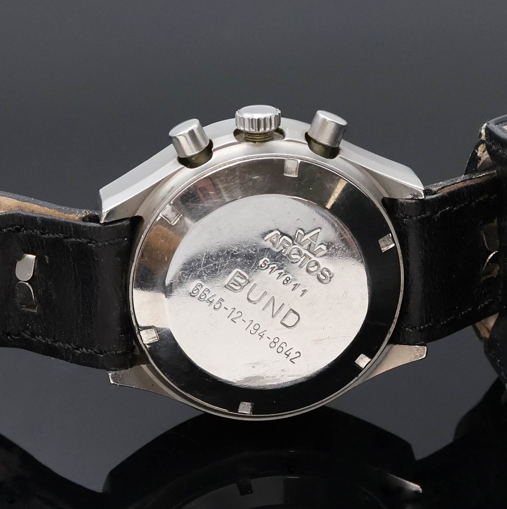 Detail d: ARCTOS Military Herrenchronograph für die Bundeswehr, Schweiz um 1980, Automatik, Edelstahlgeh. inkl. Bundeswehr-Lederband m. Dornschl., Boden ...