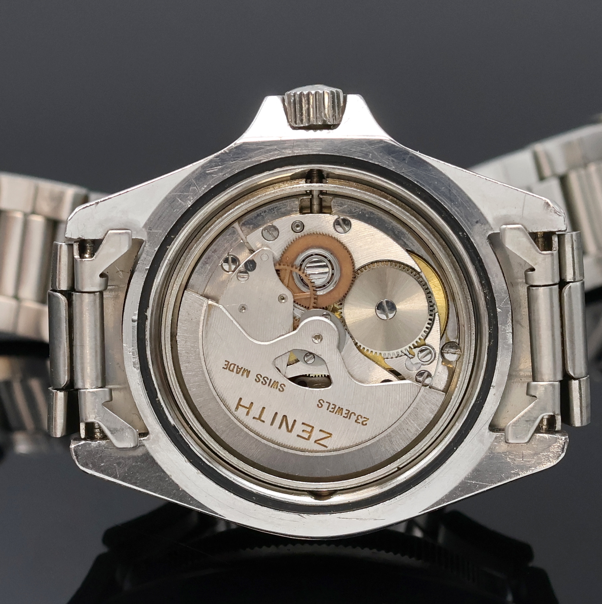 Detail e: MOVADO ZENITH Taucherarmbanduhr in Stahl, Schweiz um 1970, Automatik, Boden u. Krone verschr., neutr. Gliederband m. Faltschl., Lünette m. 60er ...