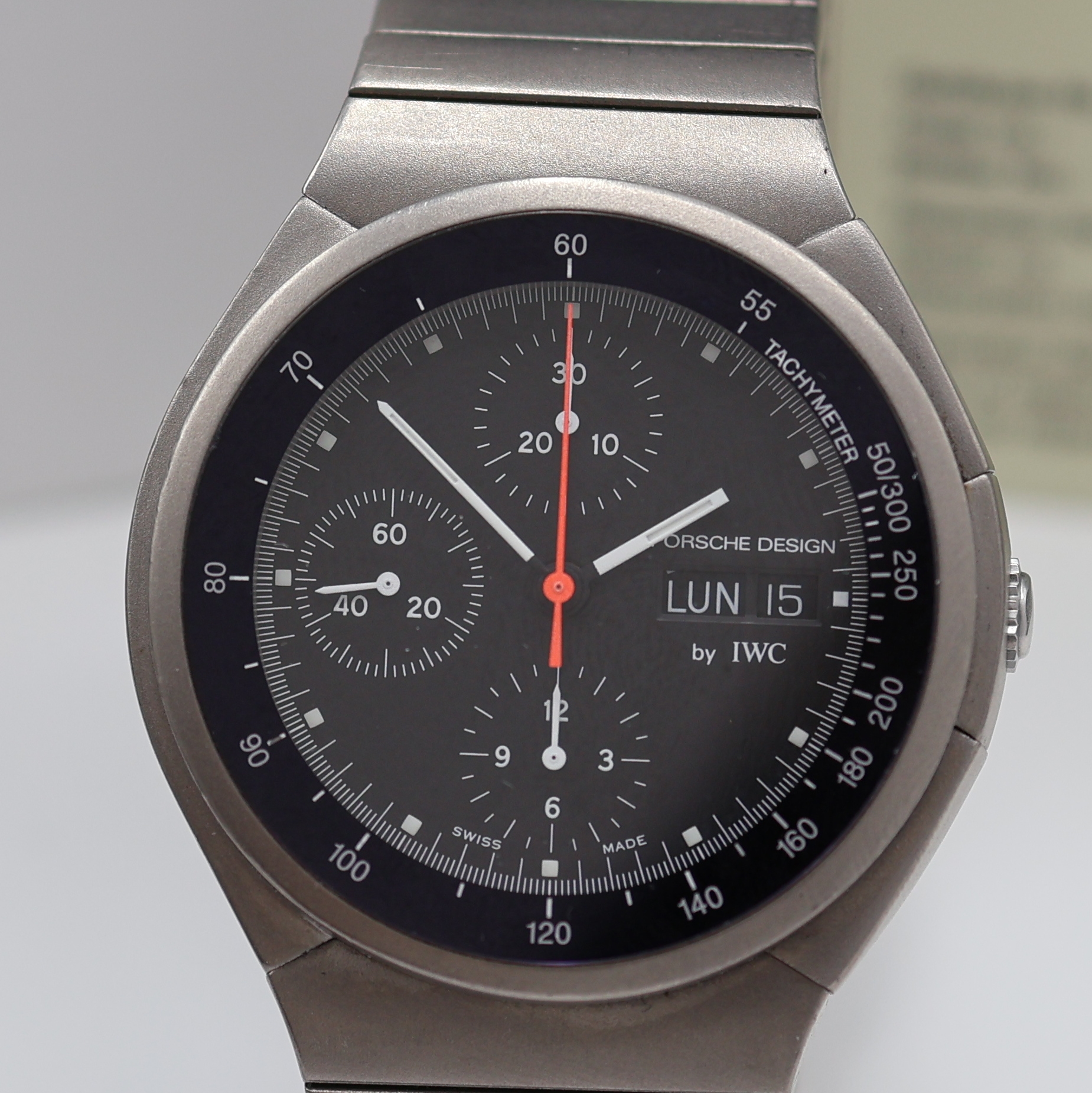 Detail a: IWC Porsche Design Armbandchronograph in Titan Referenz IW3702-2, Schweiz um 1982, Automatik, 3-teil. Geh. inkl. Gliederband m. Faltschl., Boden ...