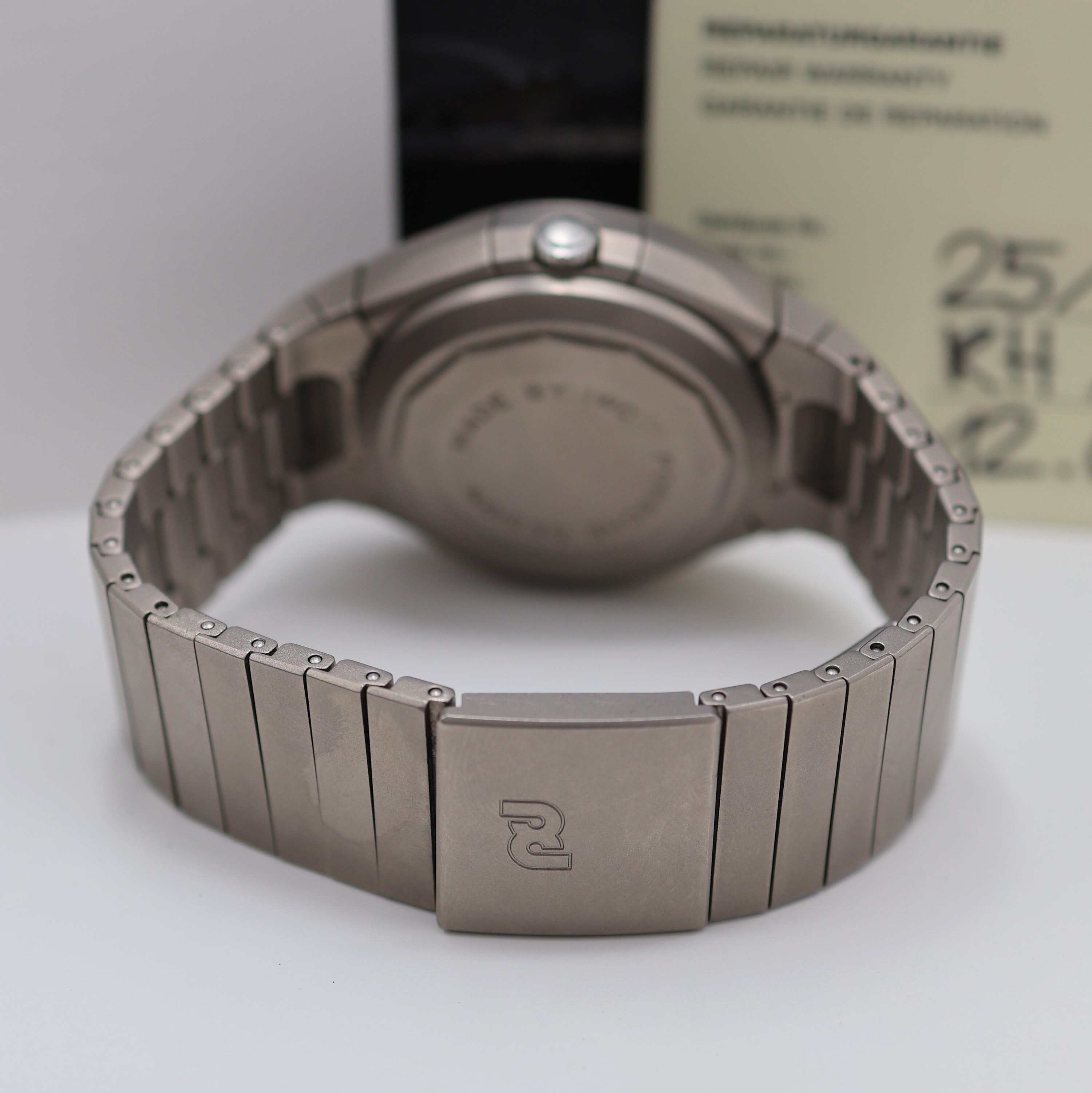 Detail b: IWC Porsche Design Armbandchronograph in Titan Referenz IW3702-2, Schweiz um 1982, Automatik, 3-teil. Geh. inkl. Gliederband m. Faltschl., Boden ...