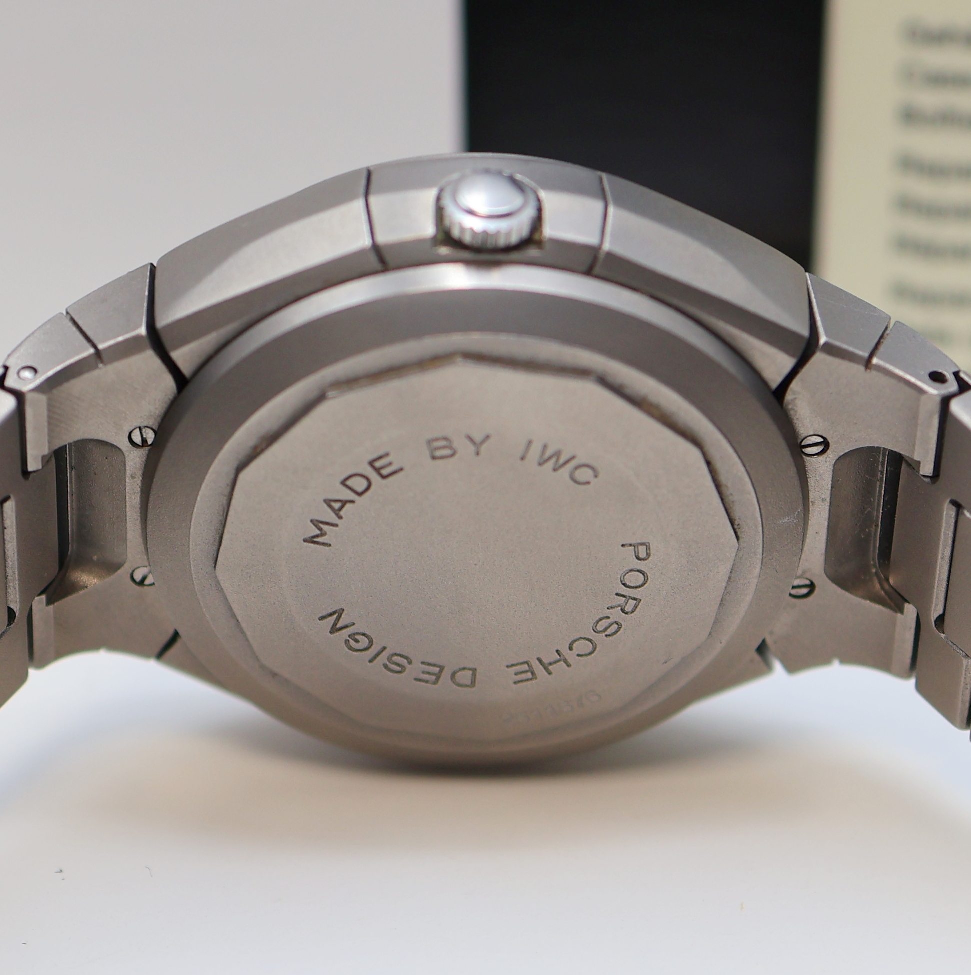 Detail d: IWC Porsche Design Armbandchronograph in Titan Referenz IW3702-2, Schweiz um 1982, Automatik, 3-teil. Geh. inkl. Gliederband m. Faltschl., Boden ...