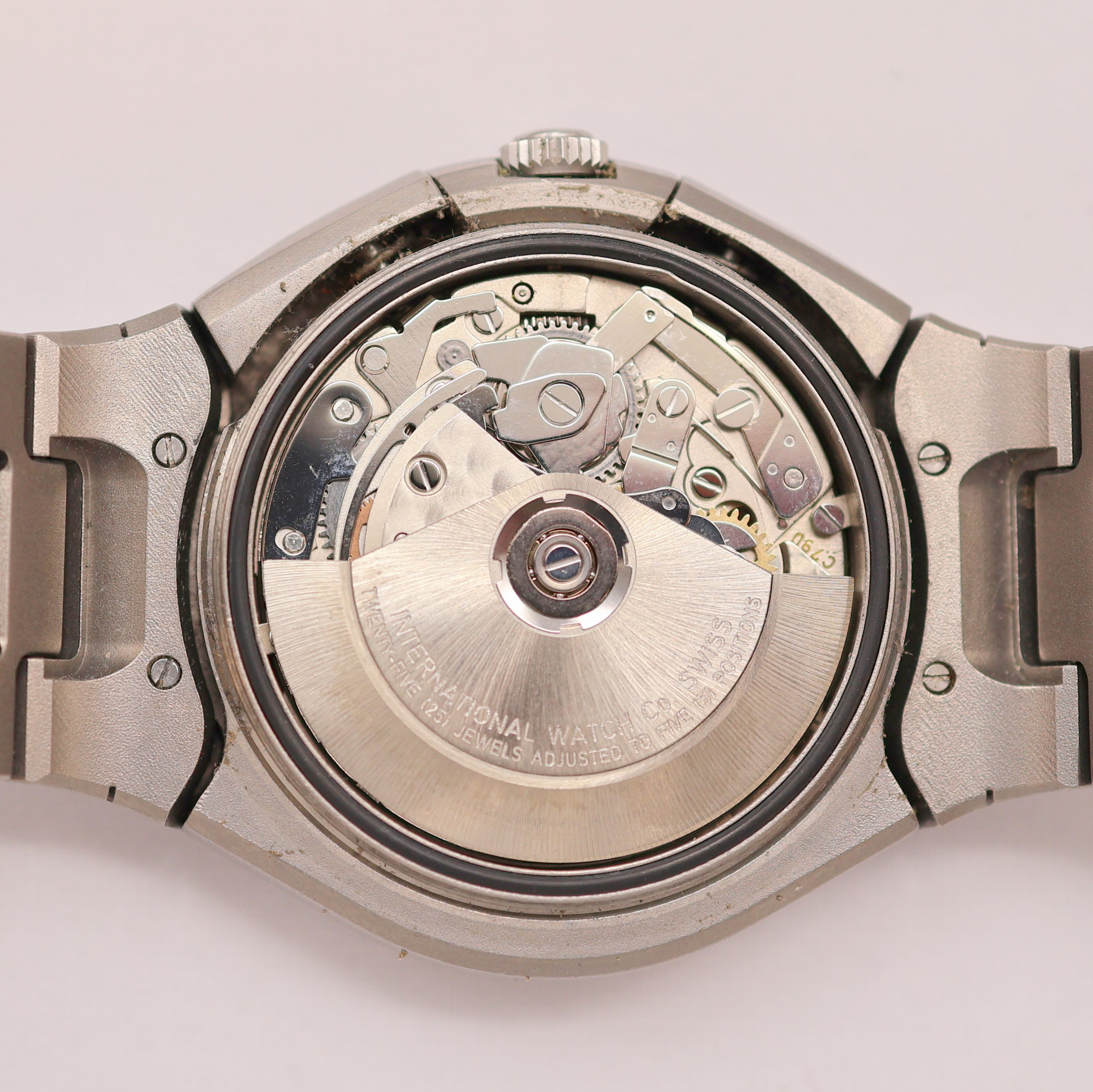 Detail e: IWC Porsche Design Armbandchronograph in Titan Referenz IW3702-2, Schweiz um 1982, Automatik, 3-teil. Geh. inkl. Gliederband m. Faltschl., Boden ...
