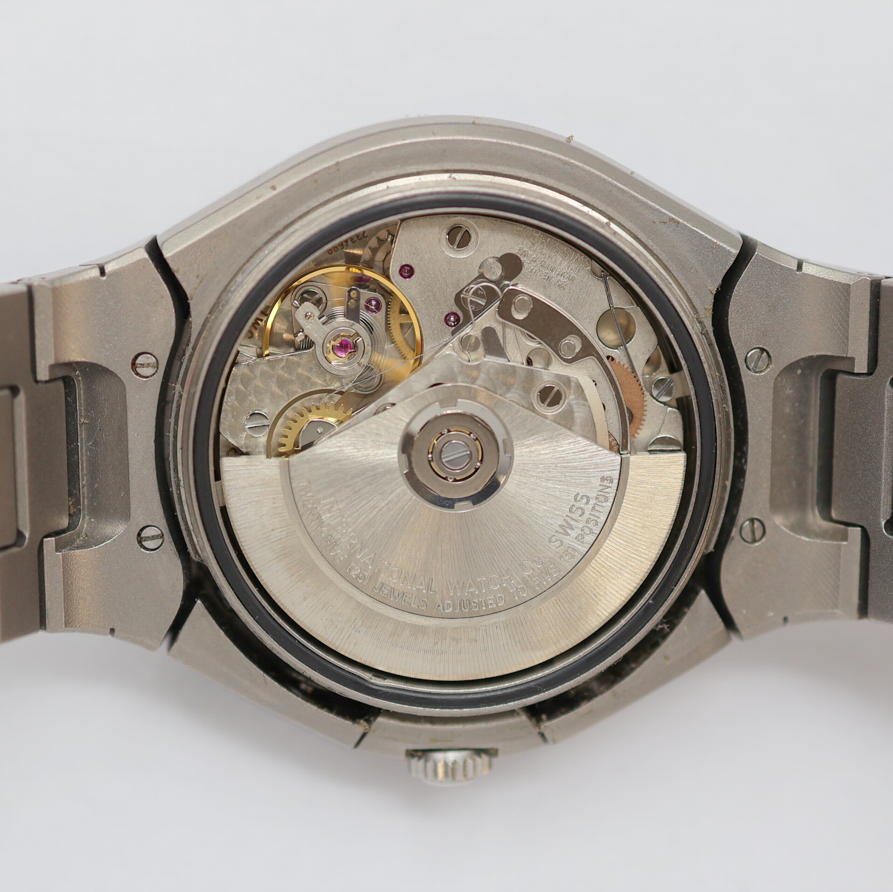 Detail f: IWC Porsche Design Armbandchronograph in Titan Referenz IW3702-2, Schweiz um 1982, Automatik, 3-teil. Geh. inkl. Gliederband m. Faltschl., Boden ...