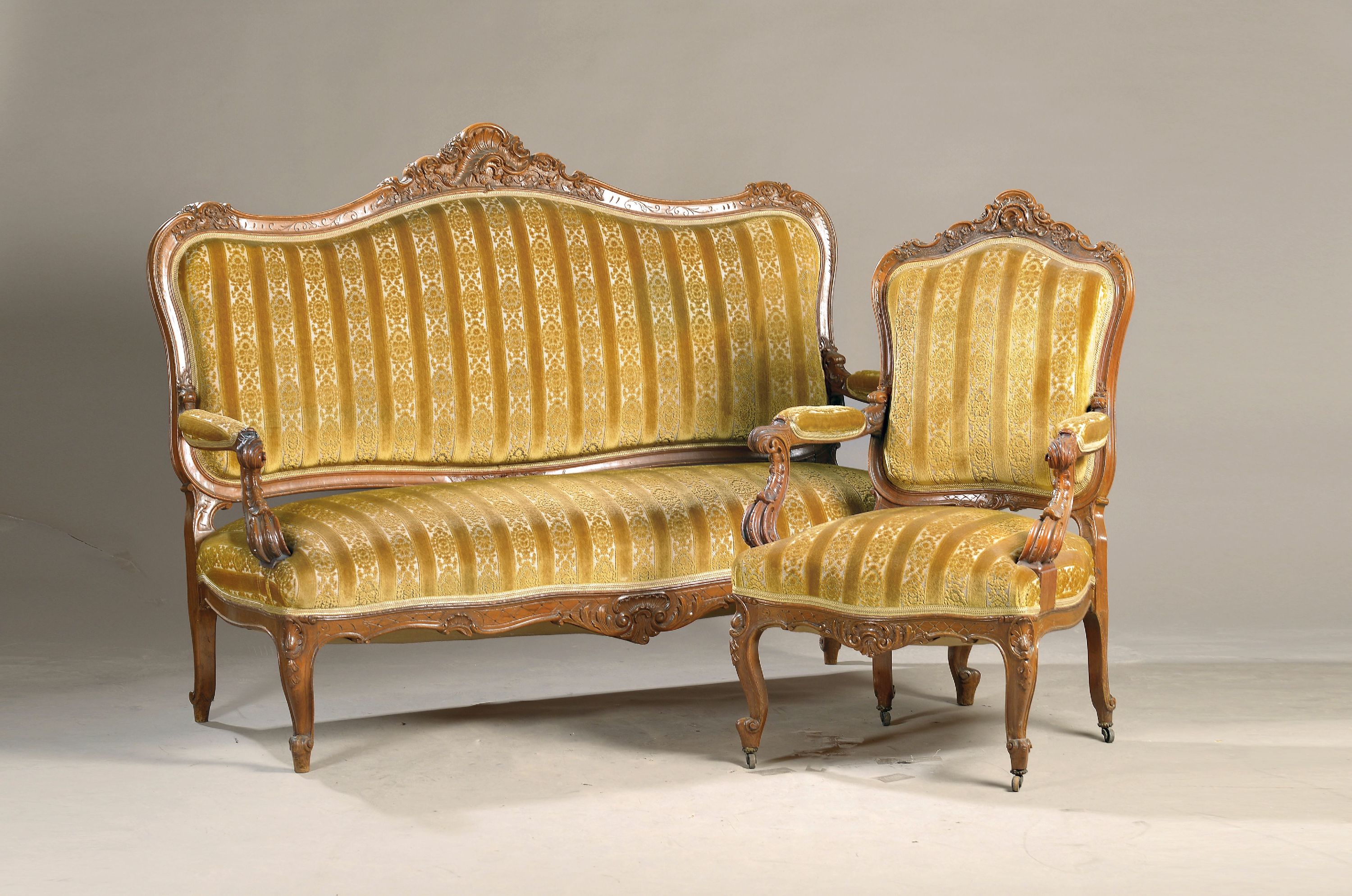Detail a: Sitzgruppe, Historismus, um 1870, best. aus: Sofa, drei Stühlen, 2 Sessel und Tisch, Nußbaum massiv, aufwendig geschnitzt, Tisch Nußbaumfurnier, ...
