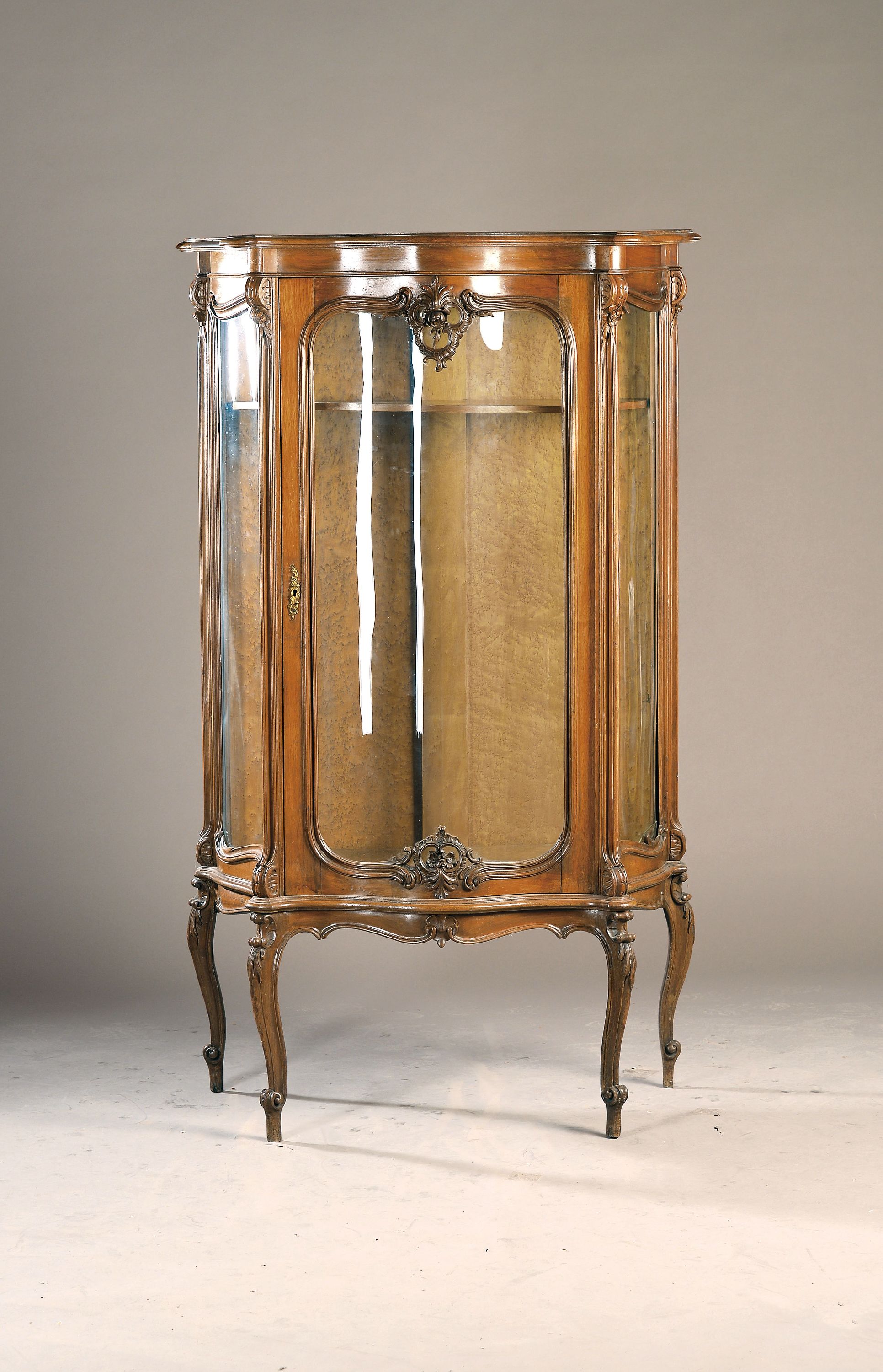 Image 27058143 - Vitrine, Frankreich, 19.Jh., dreiseitig verglast, aufwendig geschnitzt, geschwungene ...