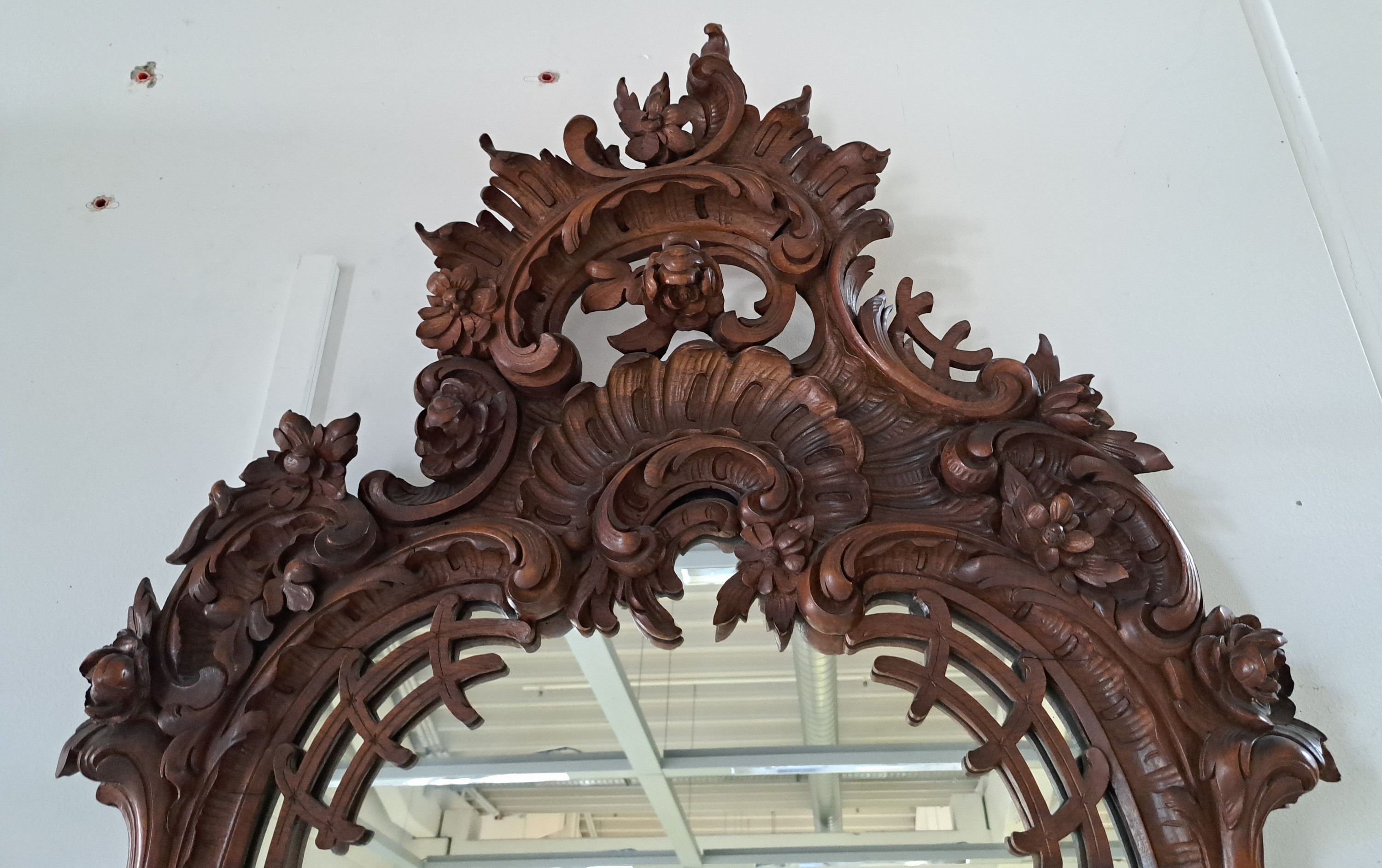 Detail b: Großer Spiegel mit Konsole, um 1880, Mahagoni massiv, z.T. Furnier, obere Bekrönung reich geschnitzt mit floralen Ornamenten, ca. 222x84 cm, ...