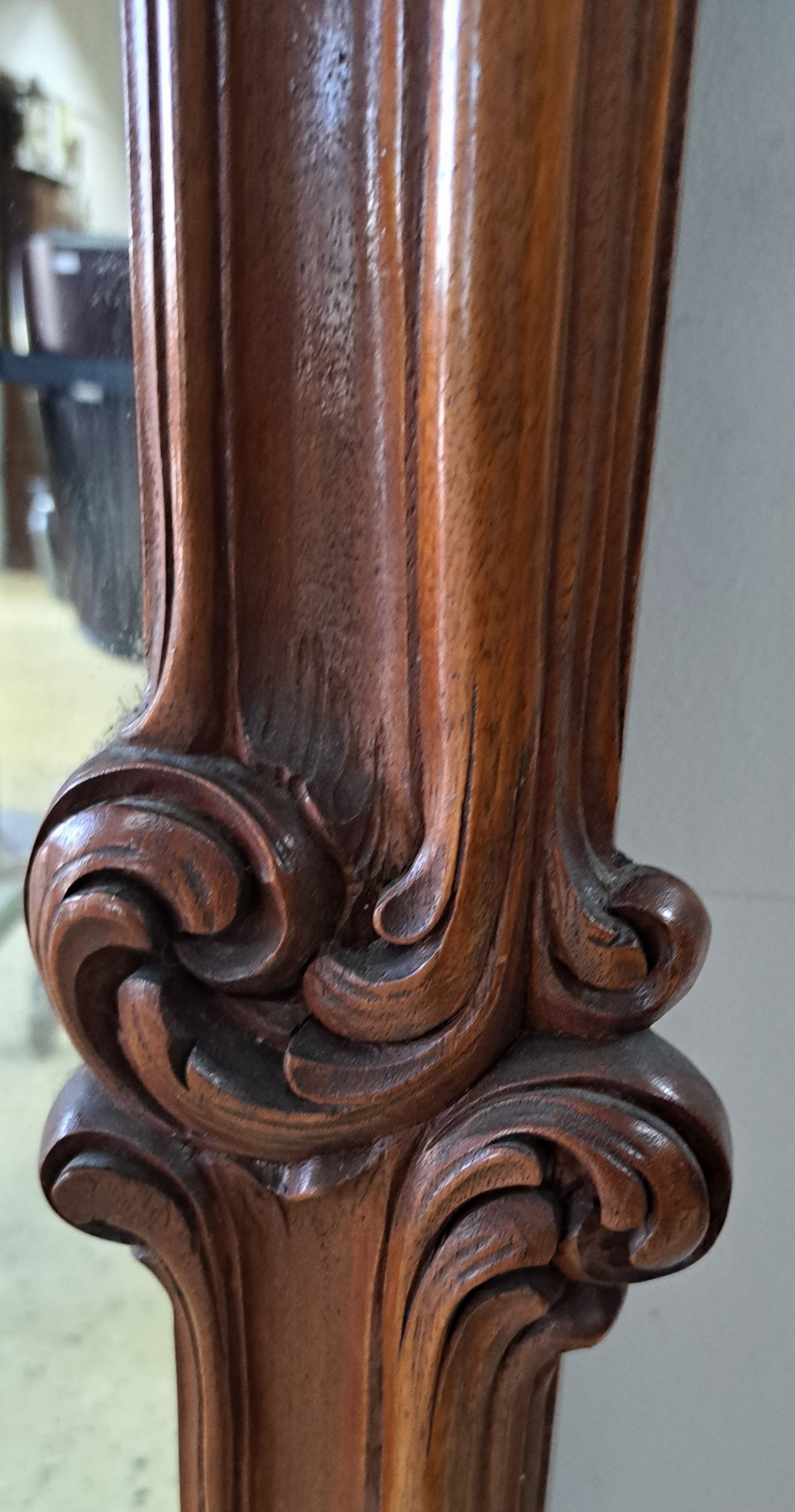 Detail c: Großer Spiegel mit Konsole, um 1880, Mahagoni massiv, z.T. Furnier, obere Bekrönung reich geschnitzt mit floralen Ornamenten, ca. 222x84 cm, ...