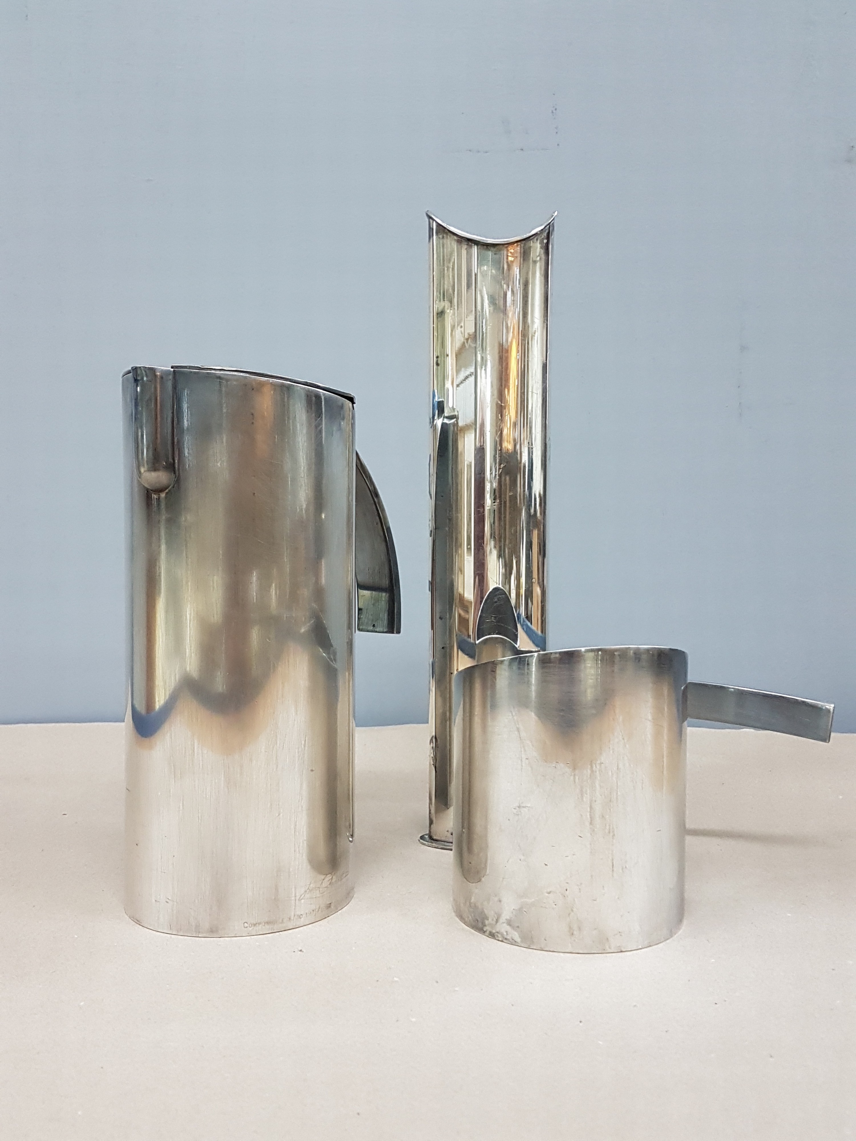 Detail a: Kaffeekanne, Sahnegießer und Vase, Sabattini, Italien, Entwurf Lino Sabattini 1971, Metall versilbert, Kaffeekanne und Sahnegießer Stairs, H. ca. ...