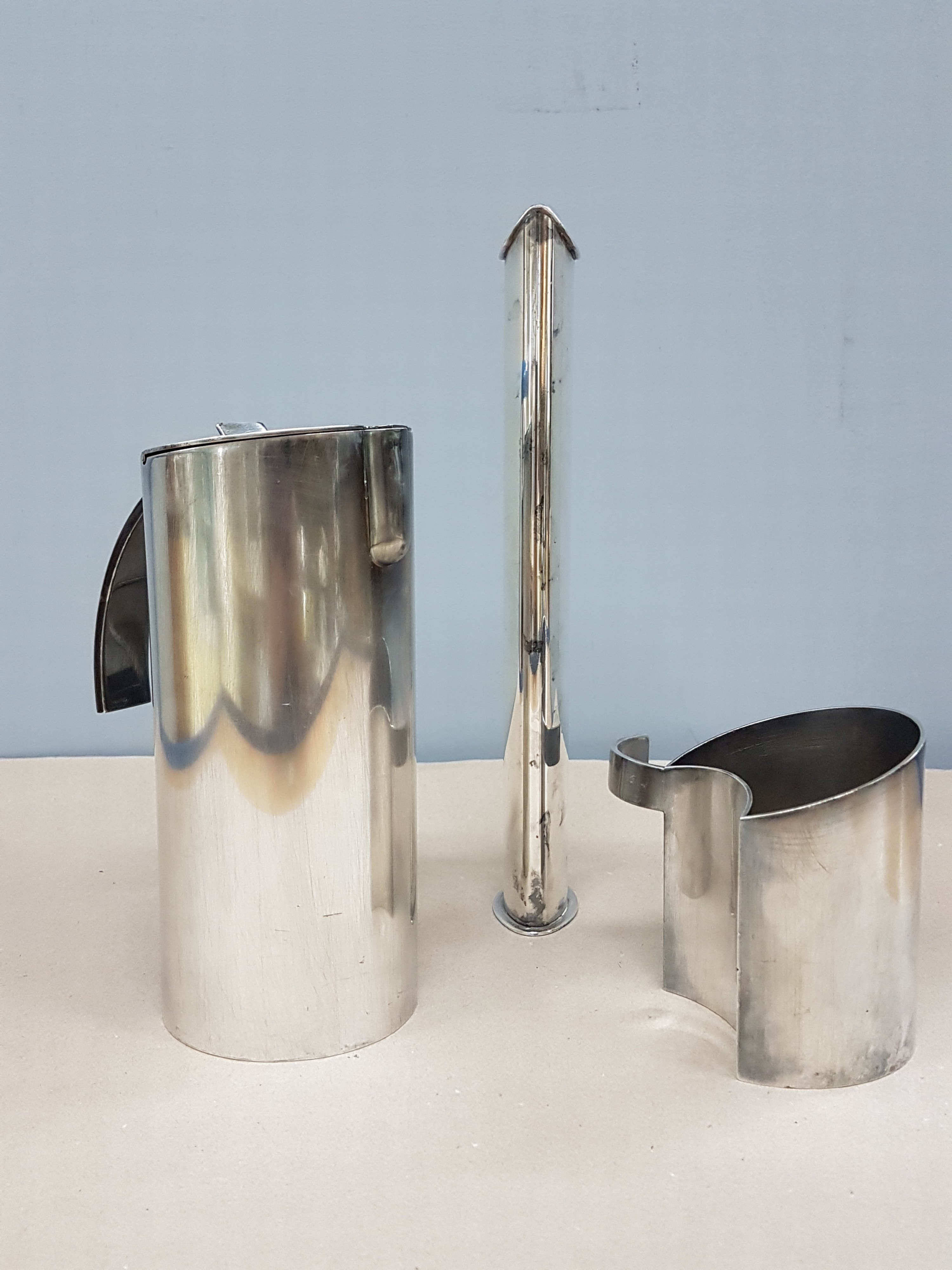 Detail b: Kaffeekanne, Sahnegießer und Vase, Sabattini, Italien, Entwurf Lino Sabattini 1971, Metall versilbert, Kaffeekanne und Sahnegießer Stairs, H. ca. ...