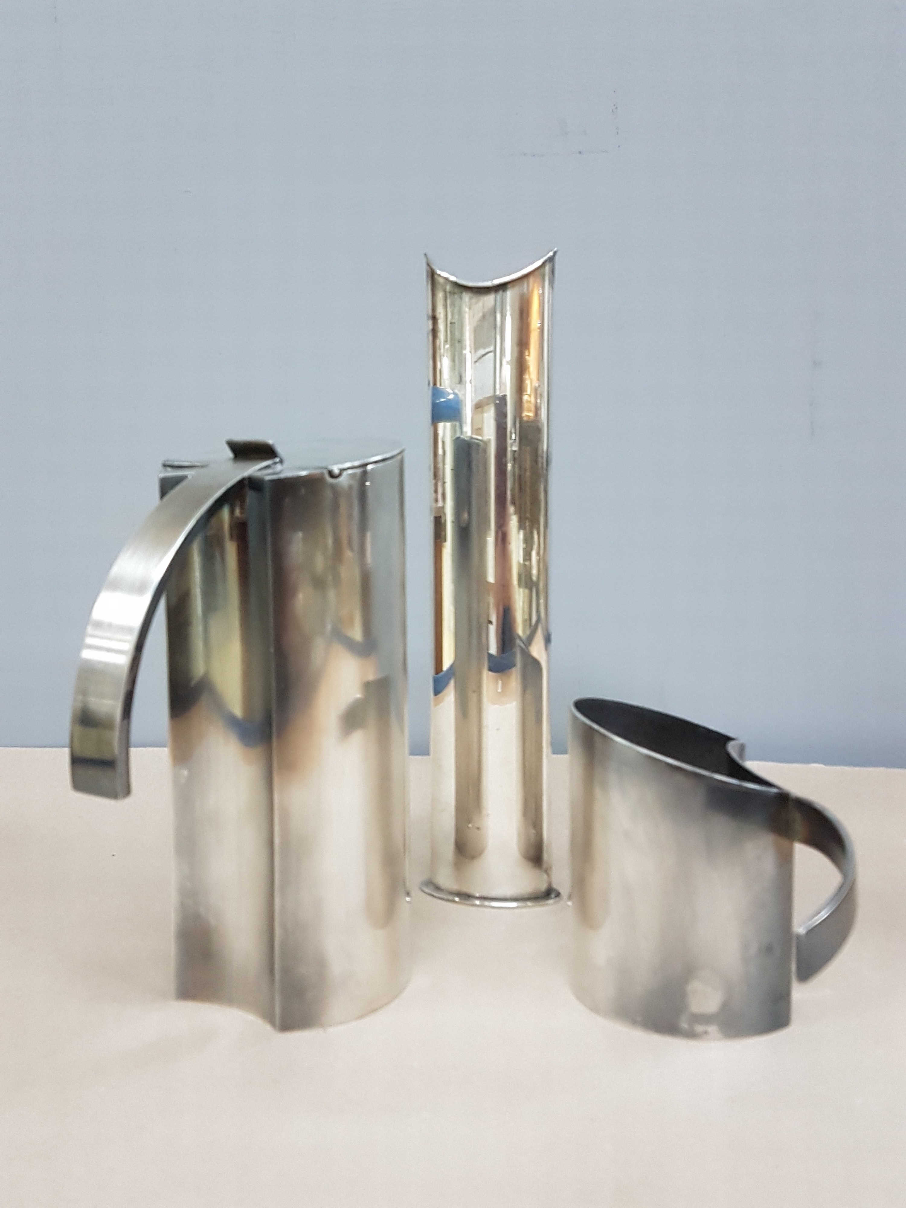 Detail c: Kaffeekanne, Sahnegießer und Vase, Sabattini, Italien, Entwurf Lino Sabattini 1971, Metall versilbert, Kaffeekanne und Sahnegießer Stairs, H. ca. ...