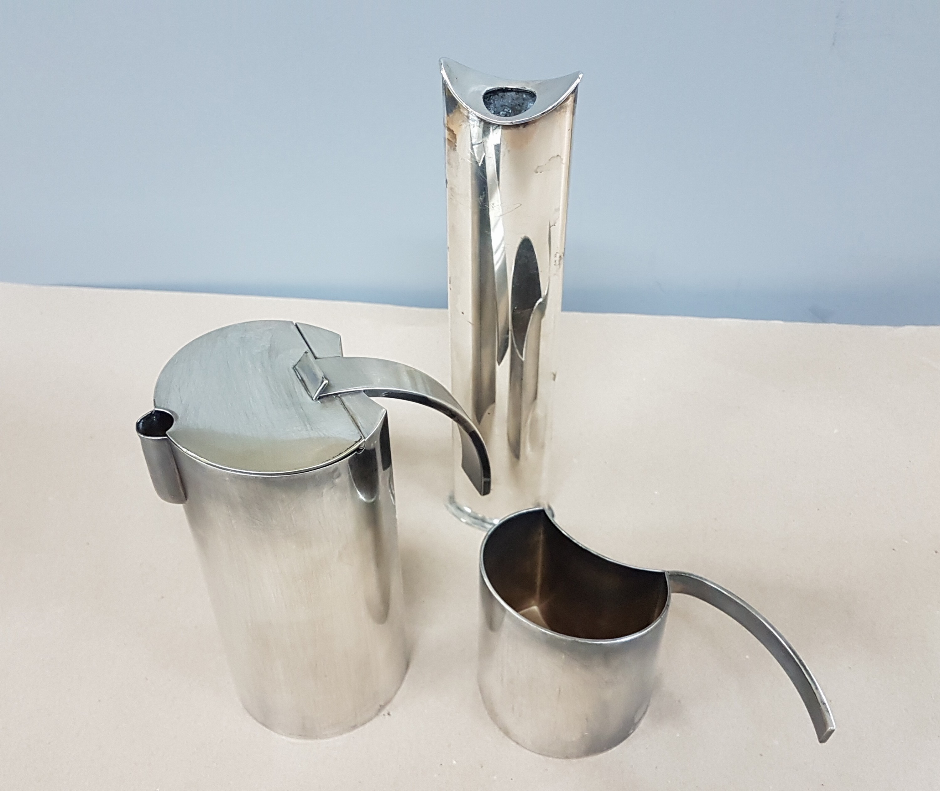 Detail d: Kaffeekanne, Sahnegießer und Vase, Sabattini, Italien, Entwurf Lino Sabattini 1971, Metall versilbert, Kaffeekanne und Sahnegießer Stairs, H. ca. ...