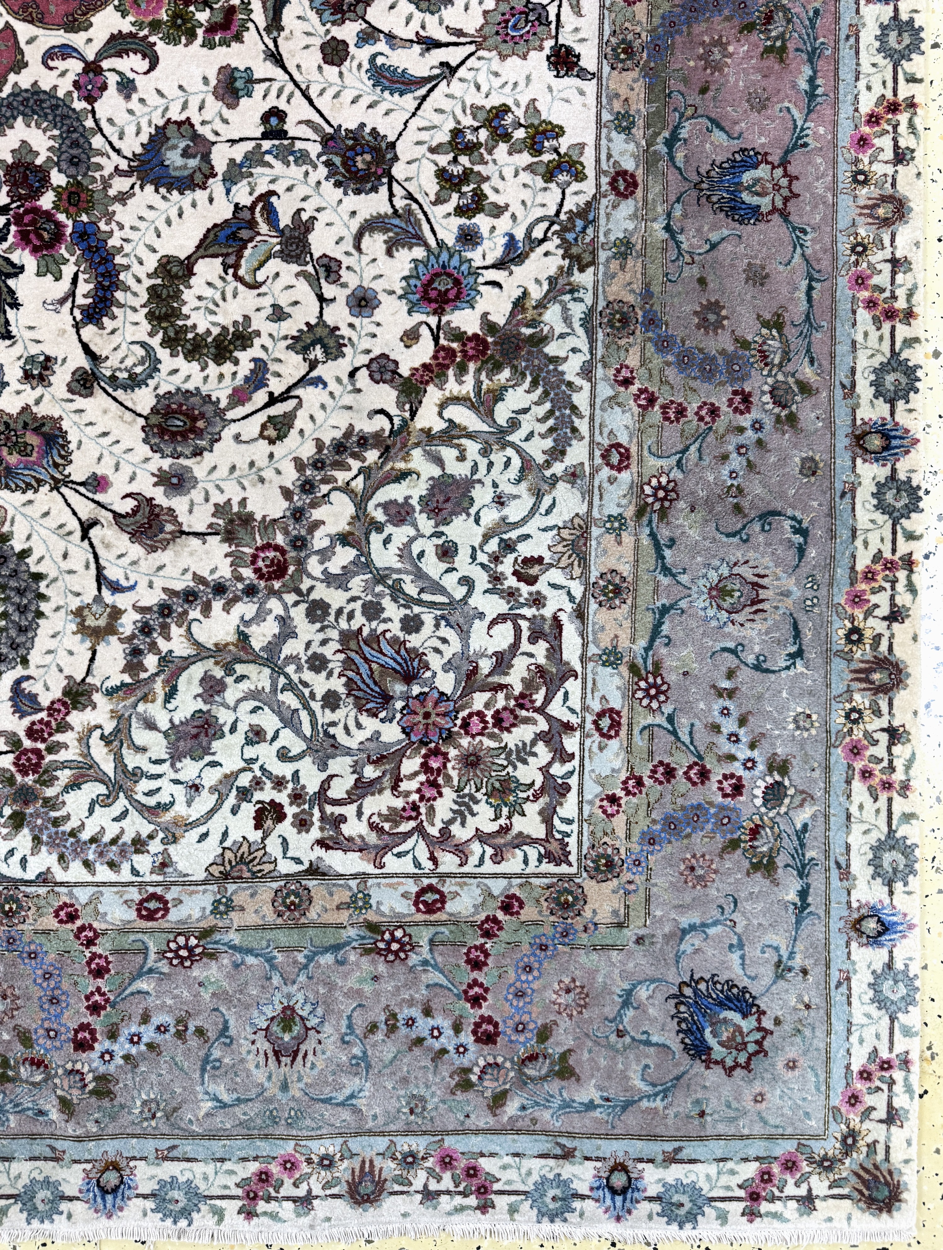 Detail a: Täbriz fein(60 Raj), Persien, Ende 20.Jhd, Korkwolle mit und auf Seide, ca. 302 x 200 cm,ca. 640.000 Kn/qm, Reinigungsbedürftig, EHZ: 2(verblasst)