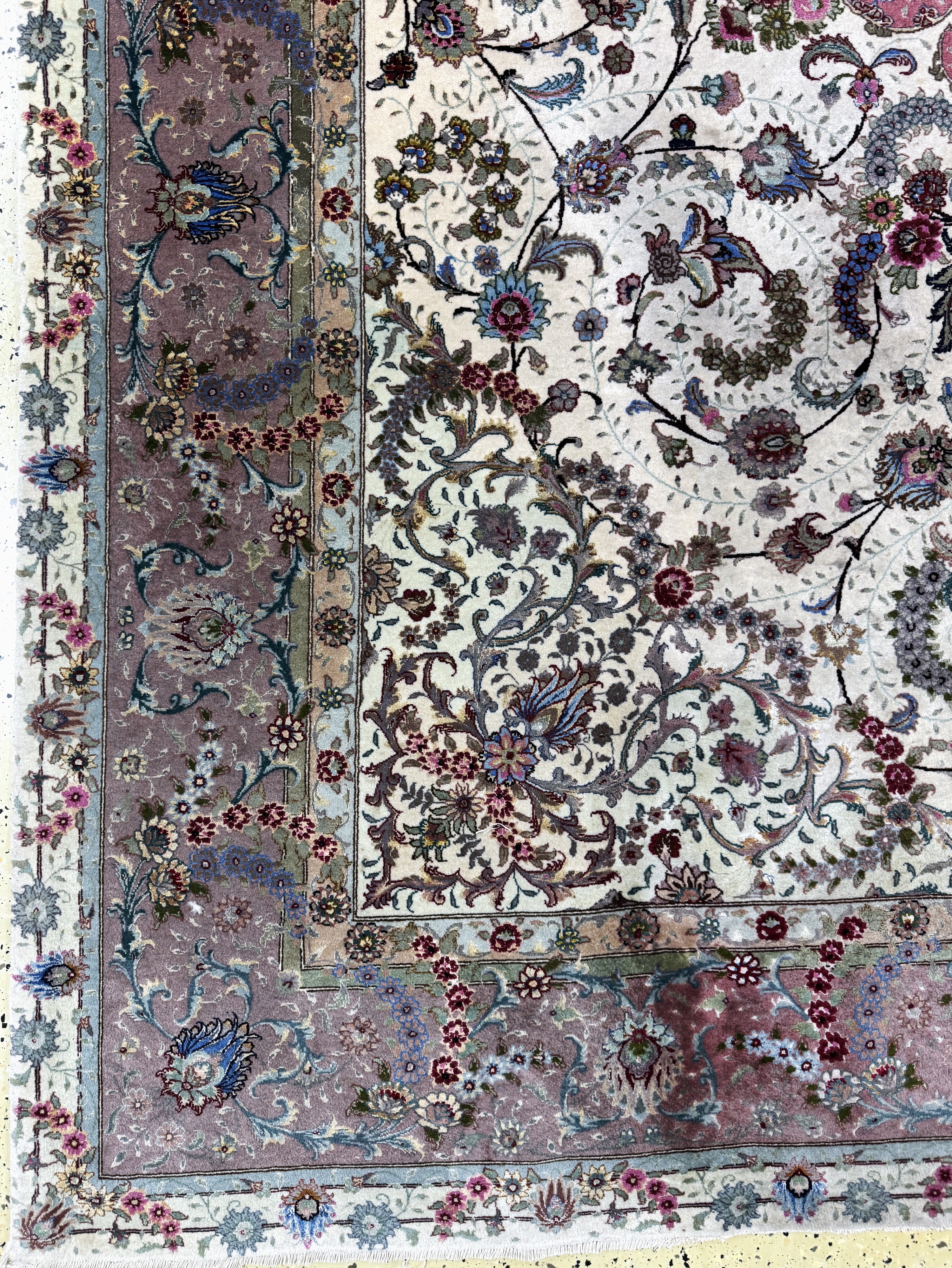 Detail b: Täbriz fein(60 Raj), Persien, Ende 20.Jhd, Korkwolle mit und auf Seide, ca. 302 x 200 cm,ca. 640.000 Kn/qm, Reinigungsbedürftig, EHZ: 2(verblasst)