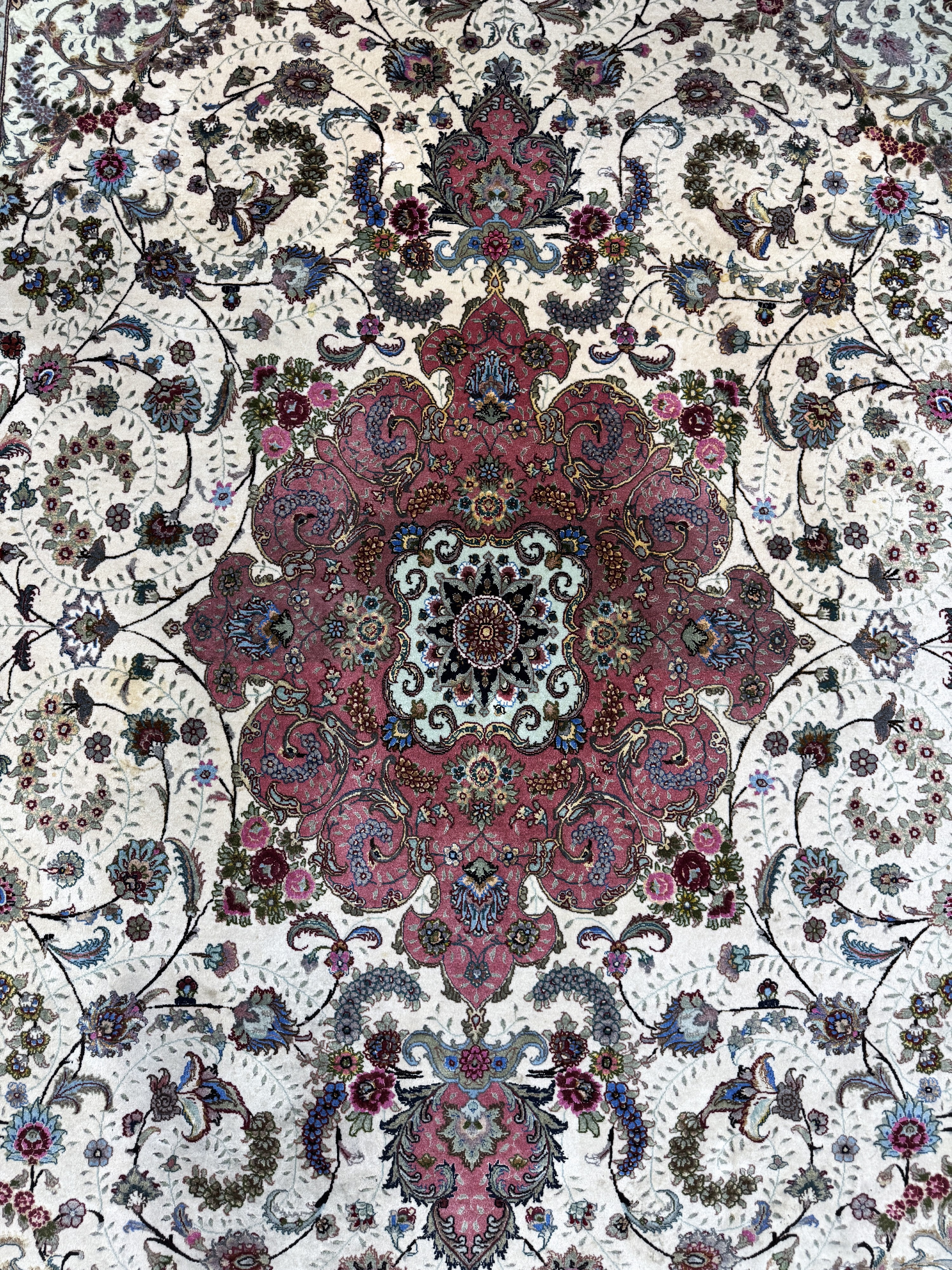 Detail c: Täbriz fein(60 Raj), Persien, Ende 20.Jhd, Korkwolle mit und auf Seide, ca. 302 x 200 cm,ca. 640.000 Kn/qm, Reinigungsbedürftig, EHZ: 2(verblasst)