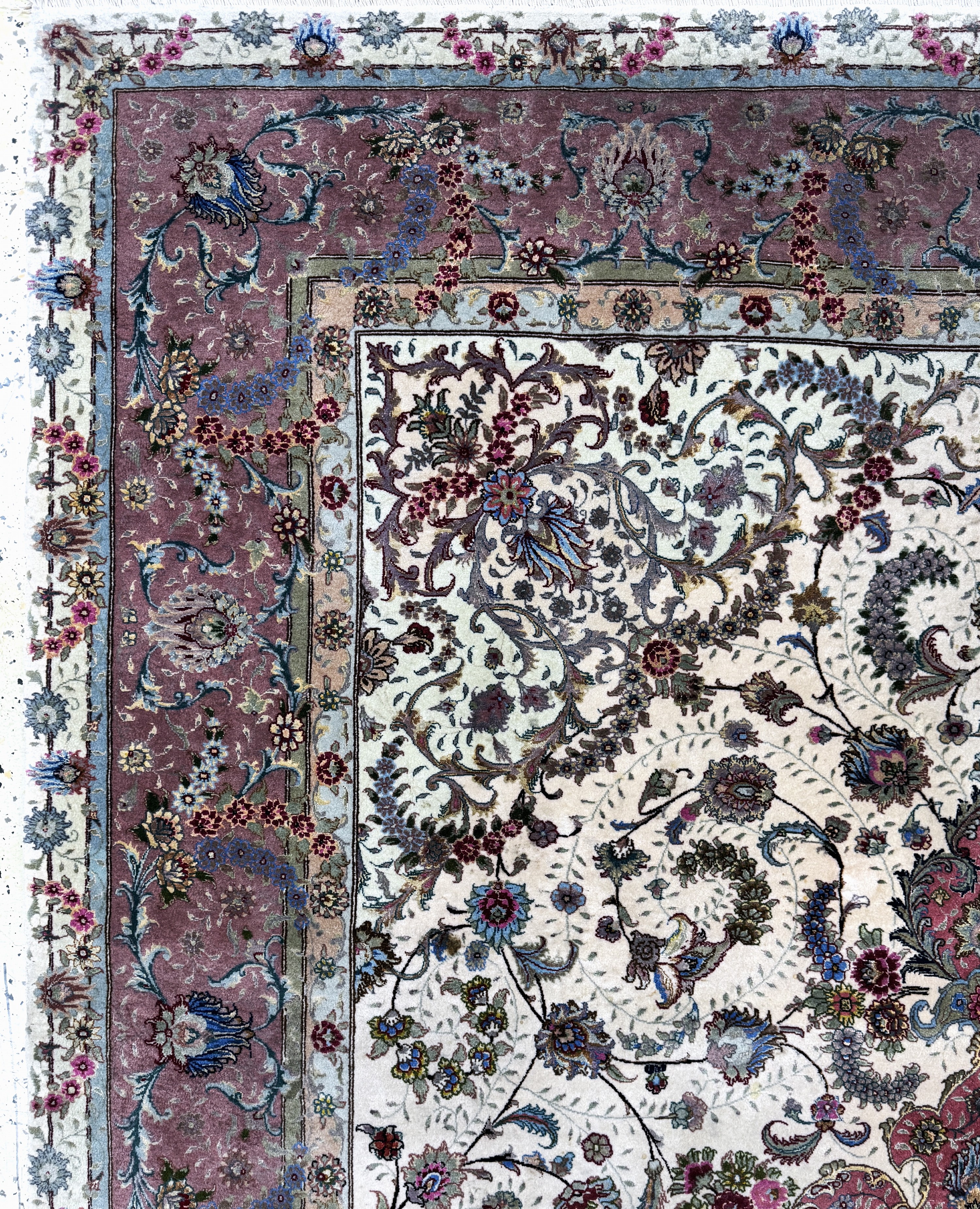 Detail d: Täbriz fein(60 Raj), Persien, Ende 20.Jhd, Korkwolle mit und auf Seide, ca. 302 x 200 cm,ca. 640.000 Kn/qm, Reinigungsbedürftig, EHZ: 2(verblasst)