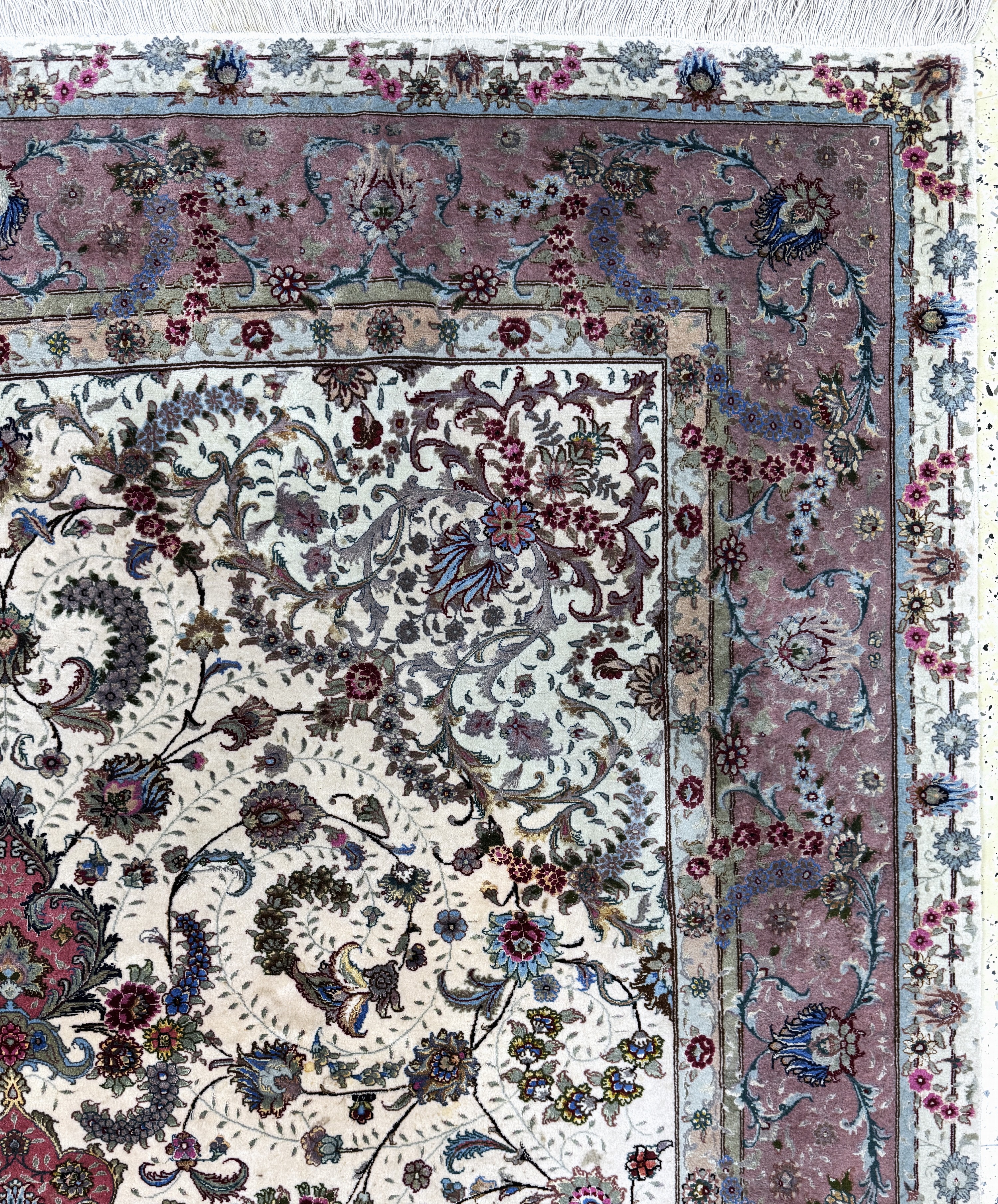 Detail e: Täbriz fein(60 Raj), Persien, Ende 20.Jhd, Korkwolle mit und auf Seide, ca. 302 x 200 cm,ca. 640.000 Kn/qm, Reinigungsbedürftig, EHZ: 2(verblasst)