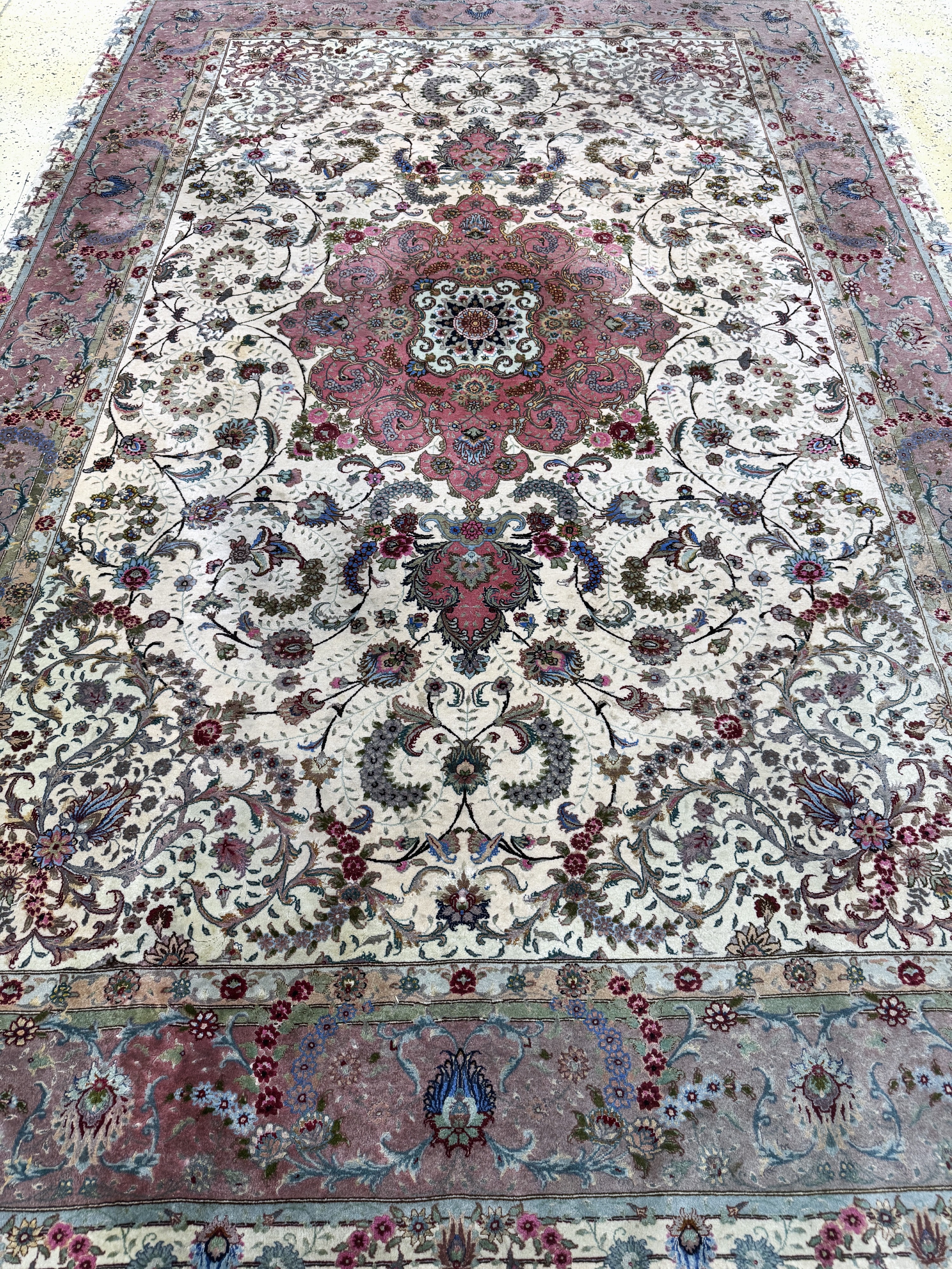 Detail f: Täbriz fein(60 Raj), Persien, Ende 20.Jhd, Korkwolle mit und auf Seide, ca. 302 x 200 cm,ca. 640.000 Kn/qm, Reinigungsbedürftig, EHZ: 2(verblasst)