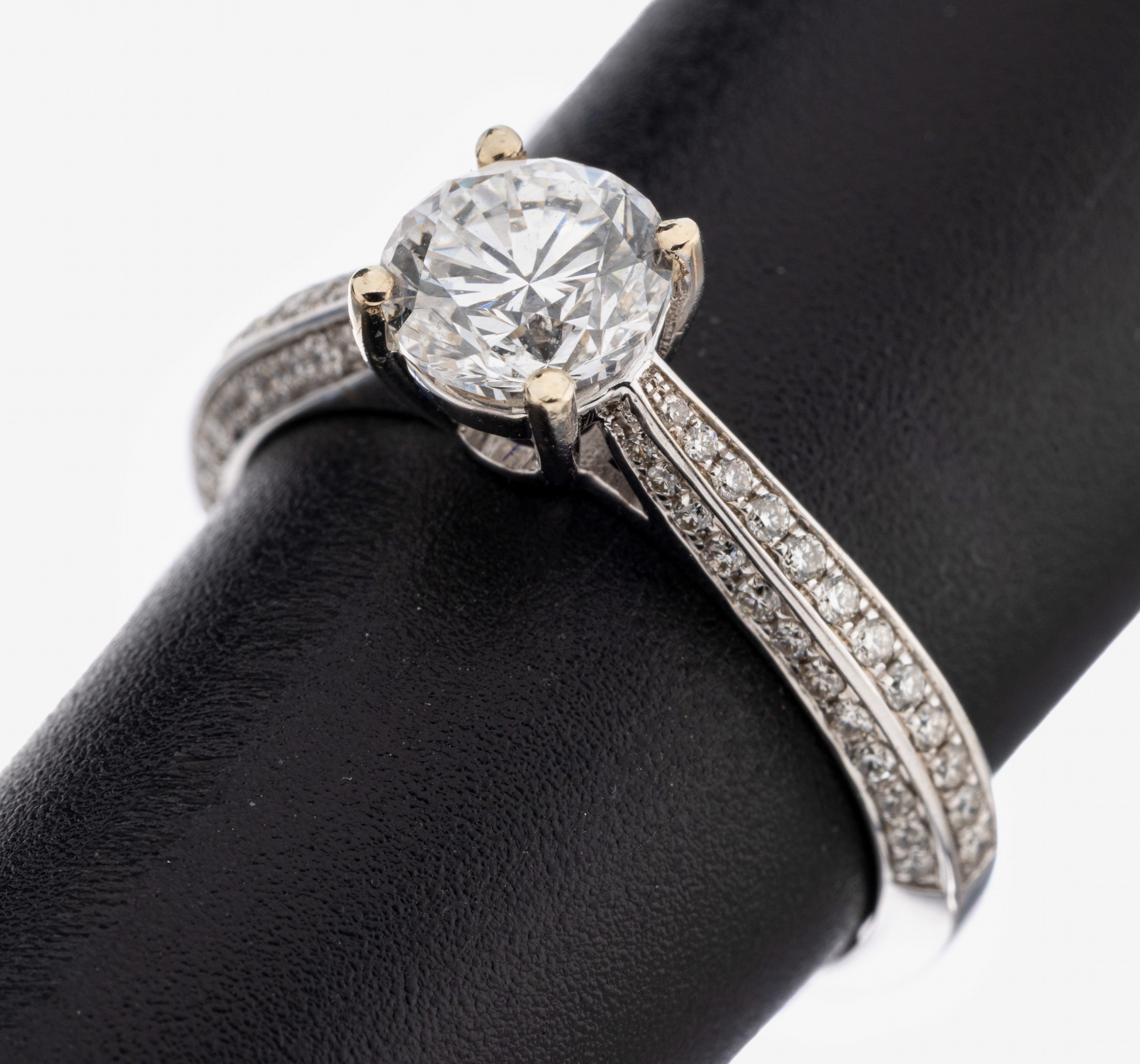 Image 27058152 - 18 kt Gold Brillant-Ring, WG 750/000, mittig Brillant ca. 1.01 ct hochfeines ...