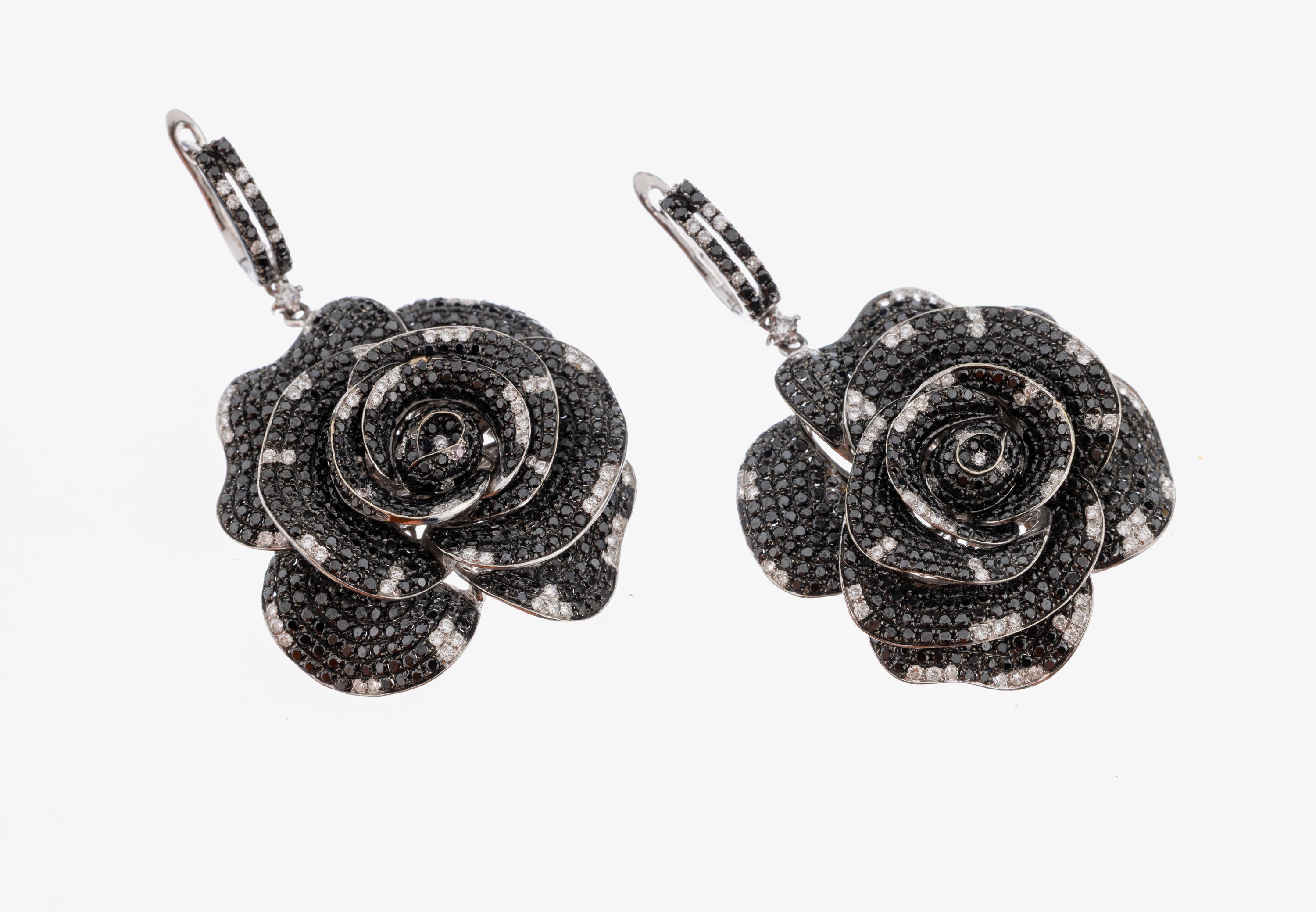 Image 27058163 - Paar 18 kt Gold Diamant-Ohrhänger, WG 750/000, bewegl. Abhängung in Form einer ...