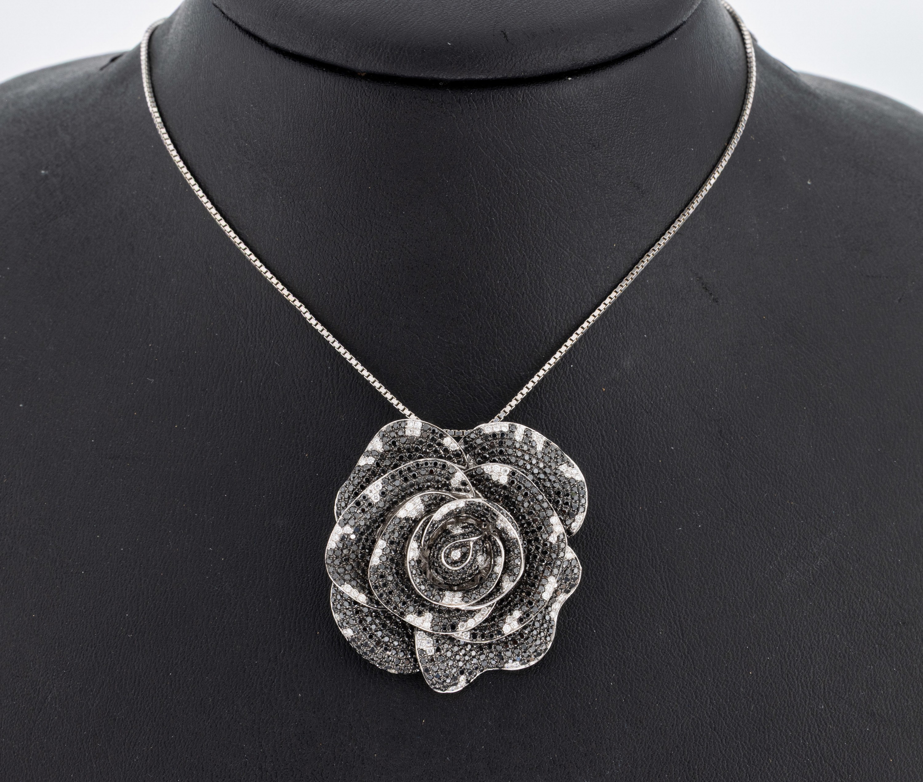 Image 27058164 - 18 kt Gold Diamant-Anhänger, WG 750/000, Darstellung einer Rosenblüte, Diamanten und ...