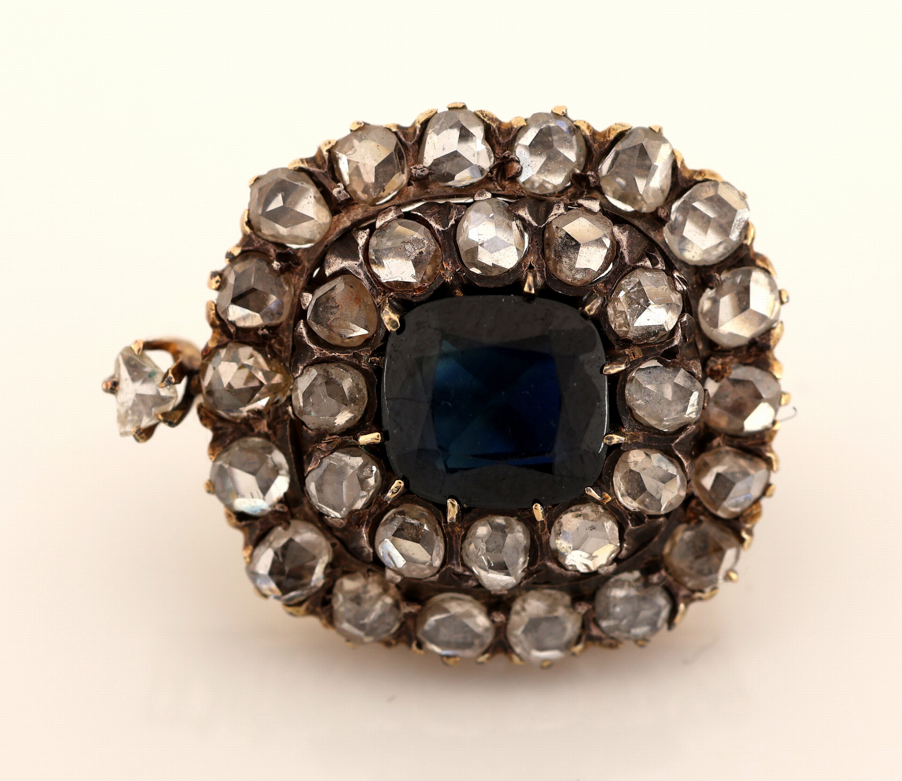 Detail a: Paar 18 kt Gold Saphir-Diamant-Ohrstecker, um 1890, GG 750/000 gepr., schauseitig Silber,2 Saphire im Kissenschliff ca. 2.50 ct, Diamantrosen zus. ...