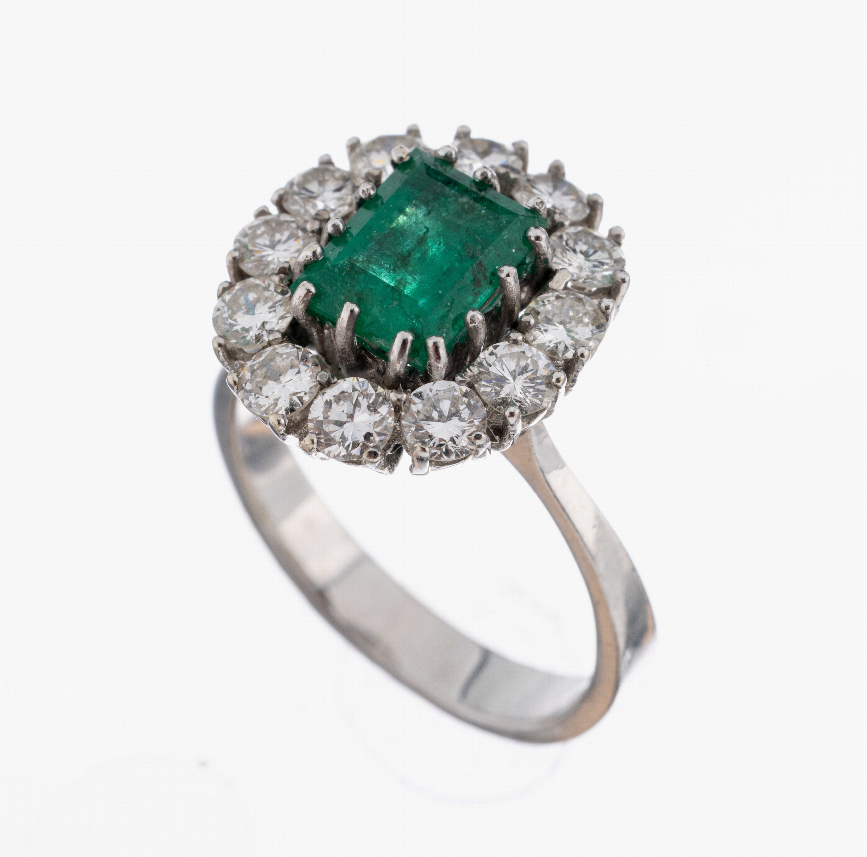 Image 27058182 - 14 kt Gold Smaragd-Diamant-Ring, WG 585/000, mittig erhaben gefasster Smaragd ca. 1.50 ...