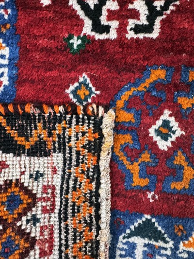 27058157e - Gabbeh alt, Persien, Mitte 20.Jhd, Wolle auf Wolle, ca. 180 x 127 cm, EHZ: 2 ...