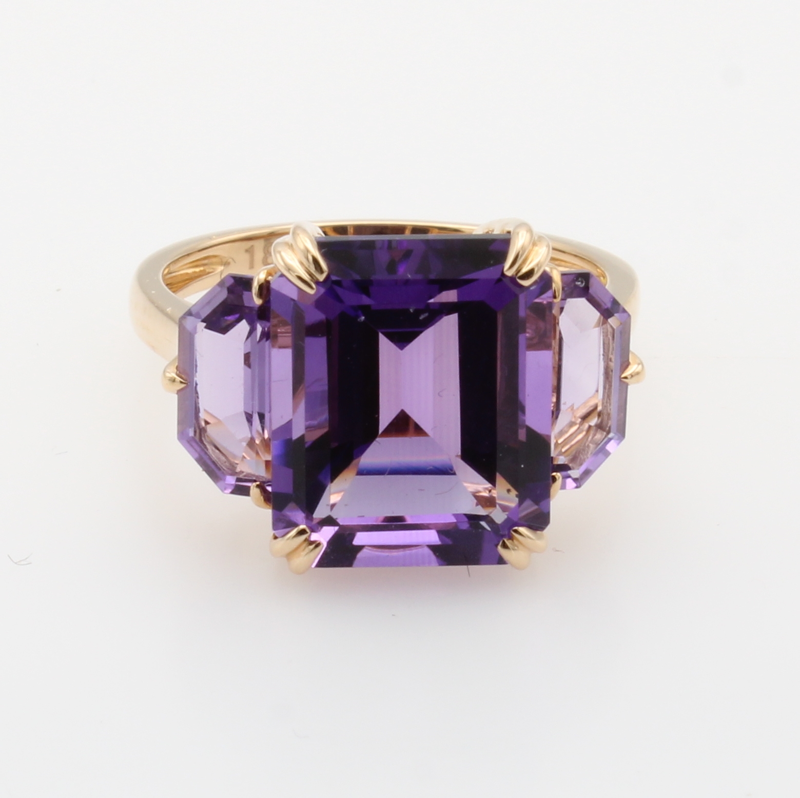 Image 27058486 - Ring mit Amethysten, RG 750/000, 3 Amethyste zus. ca. 7.5 ct, Krappenfassungen, RW ca. ...