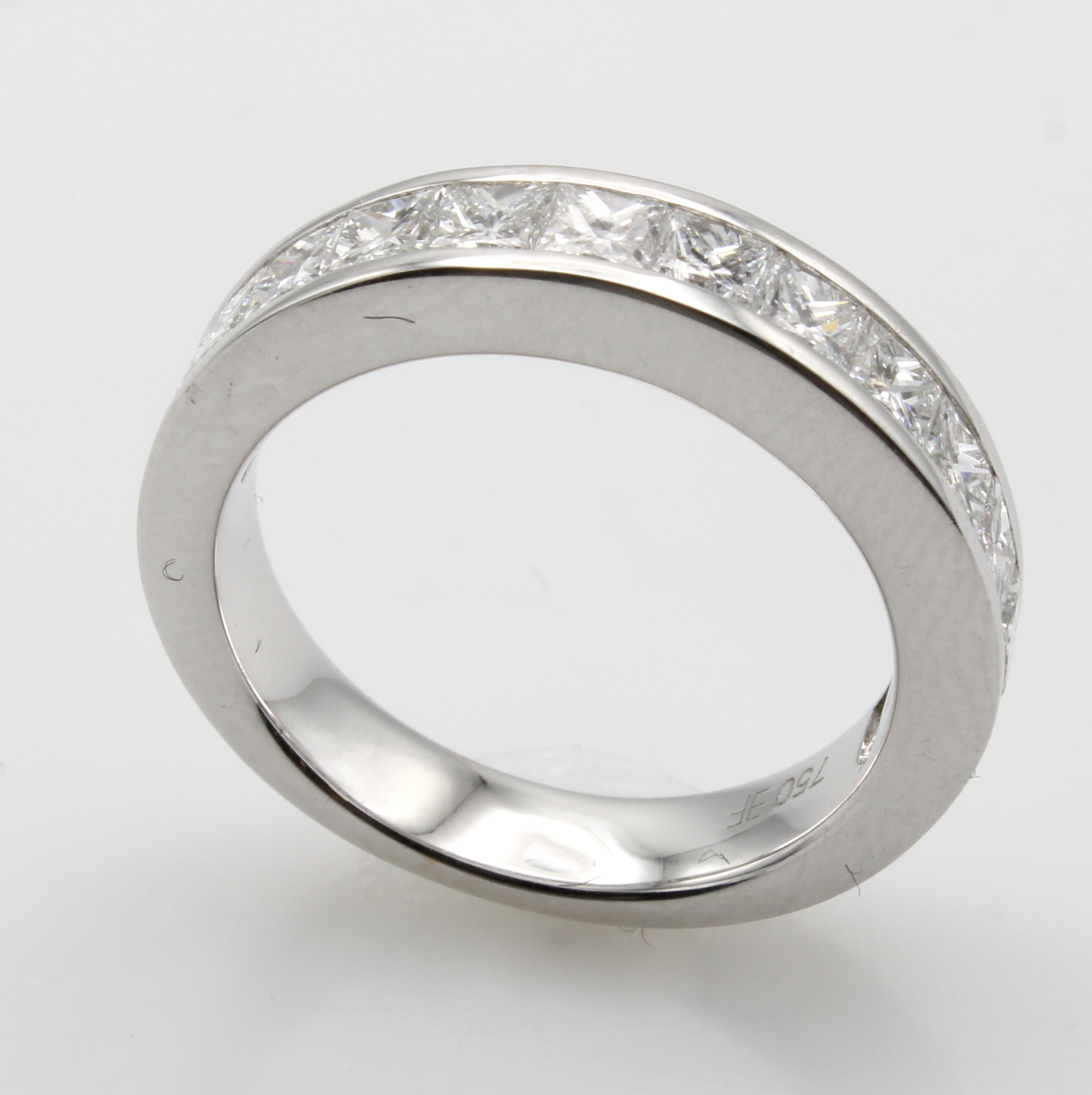 Image 27058489 - Ring mit Diamanten, WG 750/000, 13 Diam. im Princess-Cut zus. ca. 1.47 ct feines ...