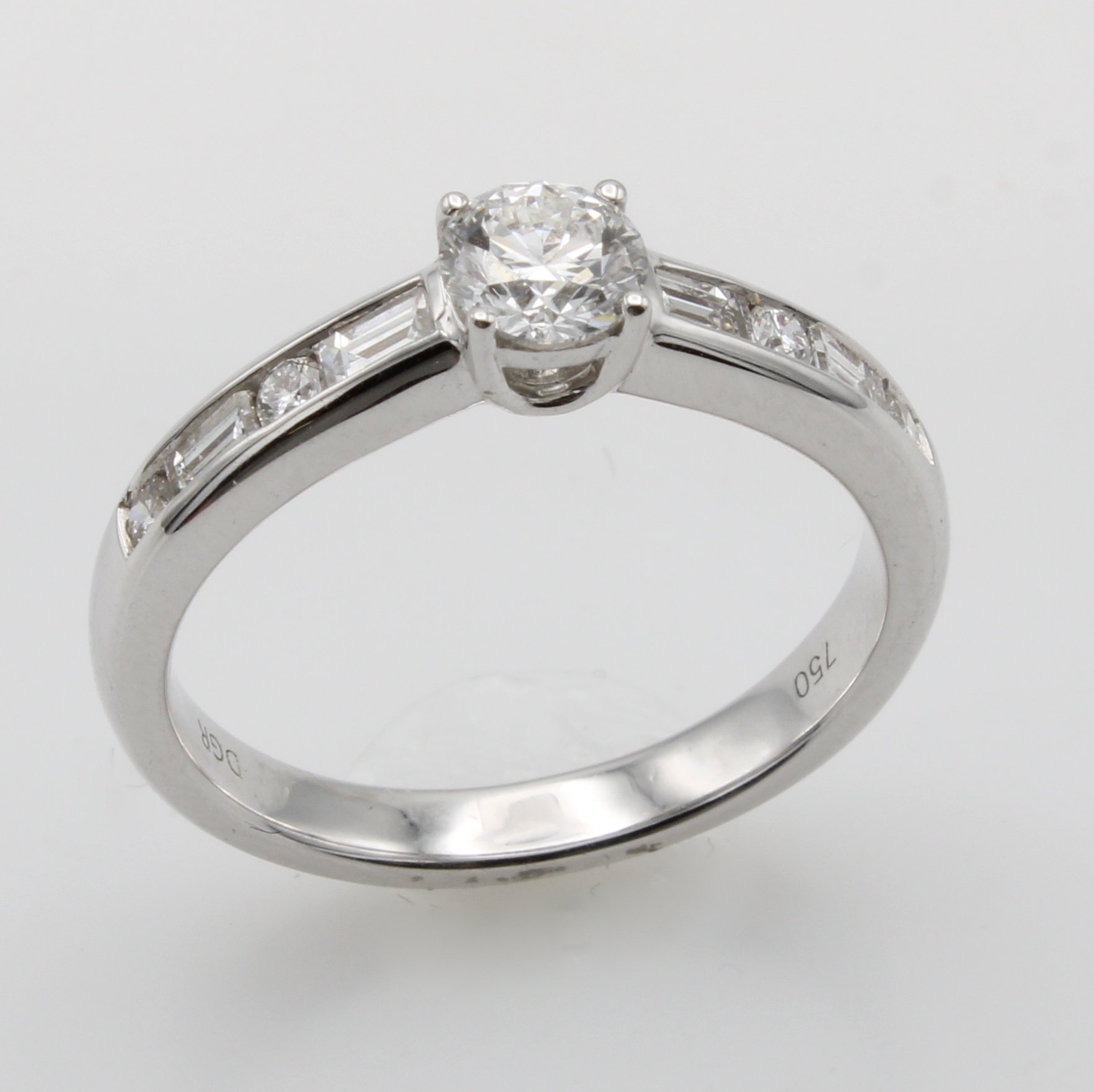Image 27058494 - Ring mit Diamanten und Brillanten, WG 750/ 000, Solitär ca. 0.40 ct, Besatzbrill. zus. ...