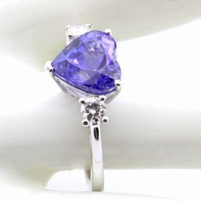 27058484a - Ring mit Tansanit und Brillanten, WG 585/000, Tansanitherz ca. 4 ct, 2 Brill. zus. ca. ...