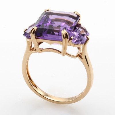27058486a - Ring mit Amethysten, RG 750/000, 3 Amethyste zus. ca. 7.5 ct, Krappenfassungen, RW ca. ...