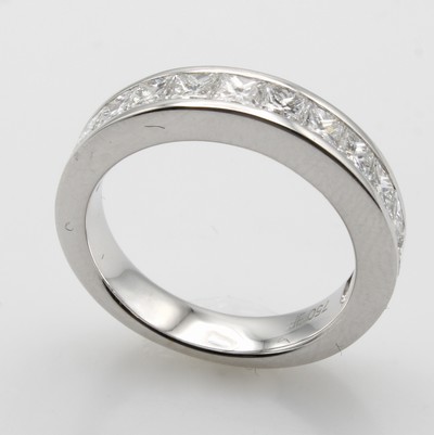 Image Ring mit Diamanten, WG 750/000, 13 Diam. im Princess-Cut zus. ca. 1.47 ct feines ...