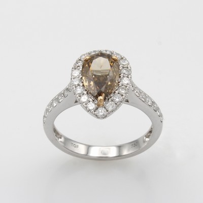 27058493a - Ring mit Diamant und Brillanten, WG/RG 750/ 000, Diamanttropfen ca. 2.04 ct Braun/vs, ...