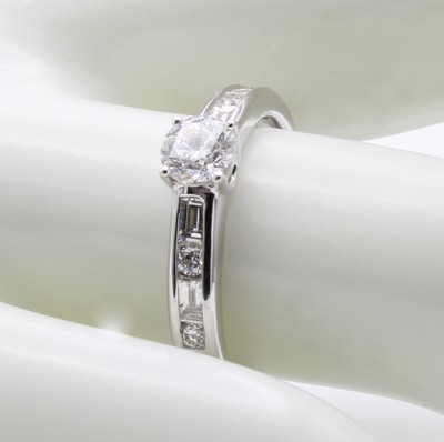 27058494a - Ring mit Diamanten und Brillanten, WG 750/ 000, Solitär ca. 0.40 ct, Besatzbrill. zus. ...