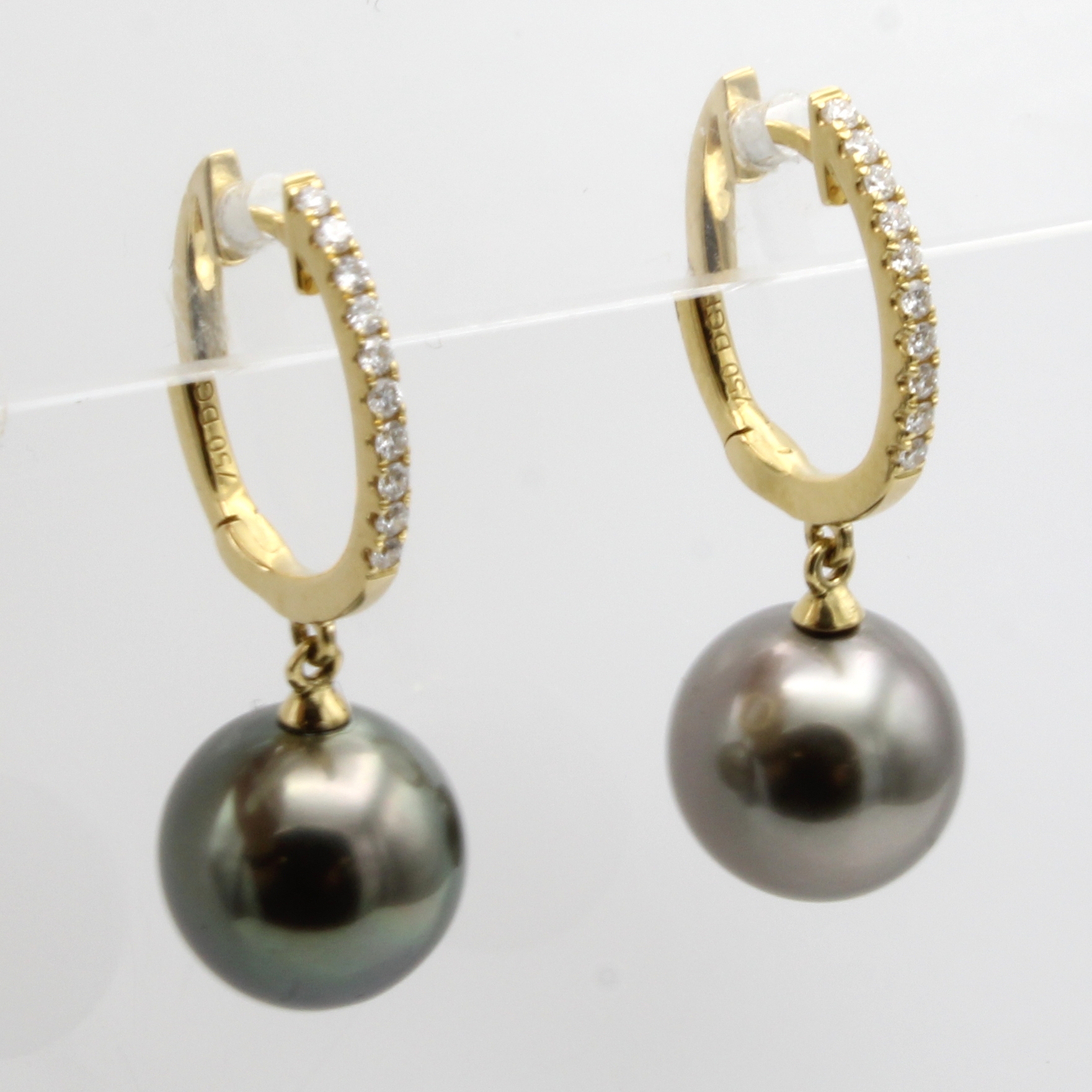 Image 27058518 - Paar Klappcreolen mit Perlabhängungen, GG 750/000, ovale Creolen bes. m. 20 Brill. zus. ...