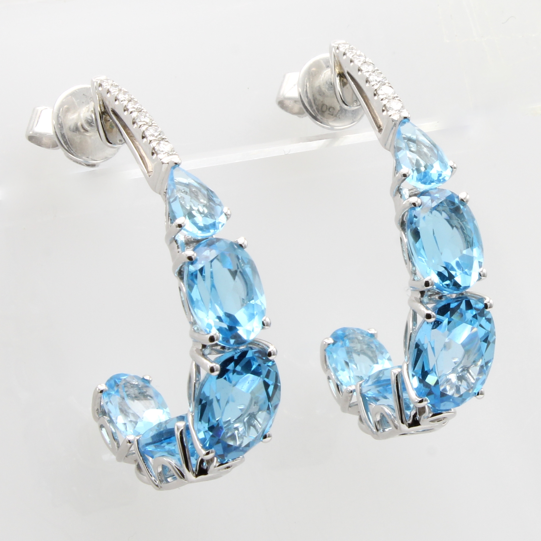 Image 27058522 - Paar Halbcreolen mit Blautopasen und Brillanten, WG 750/000, 2 Blautopastropfen (beh.) ...