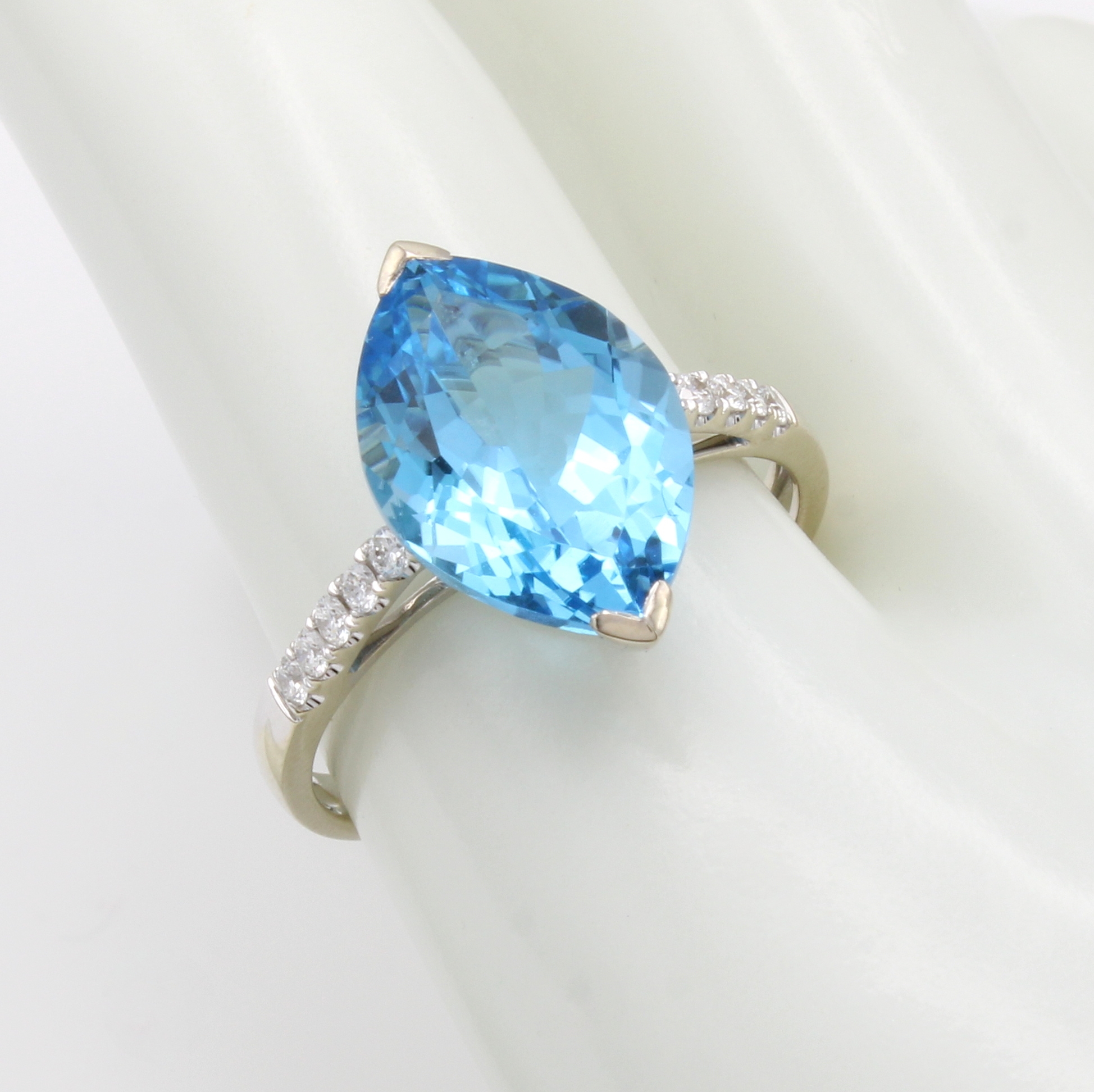 Image 27058528 - Ring mit Blautopas und Brillanten, GG 750/000, Blautopasnavette (beh.) ca. 8.90 ct, 10 ...