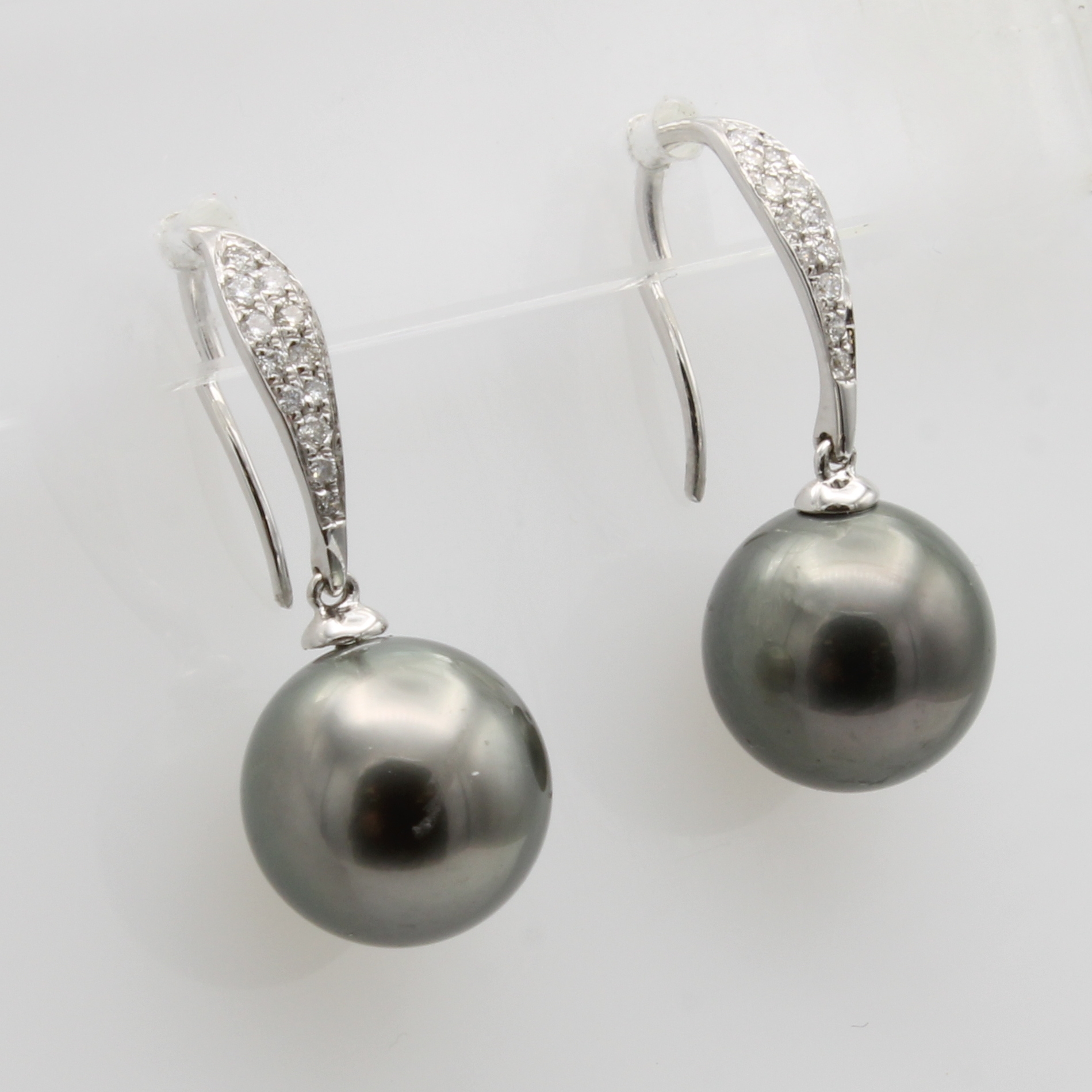 Image 27058529 - Paar Ohrhaken mit Tahitiperlen und Brillanten, WG 750/000, 2 hellgraue bis grünliche ...