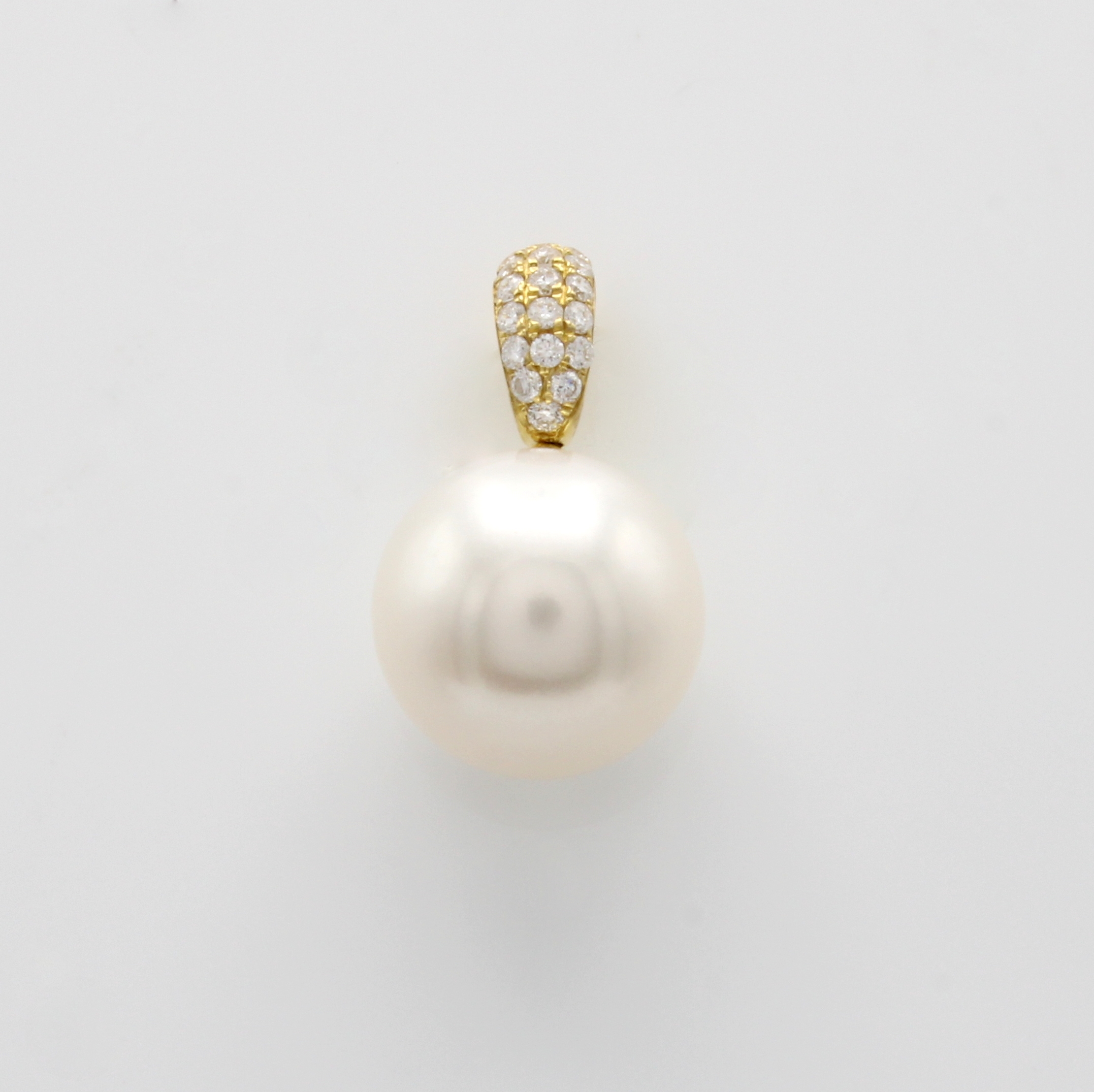 Image 27058551 - Anhänger mit Perle und Brillanten, GG 750/ 000, weiße Süßwasserperle ca. 11 mm, 21 ...