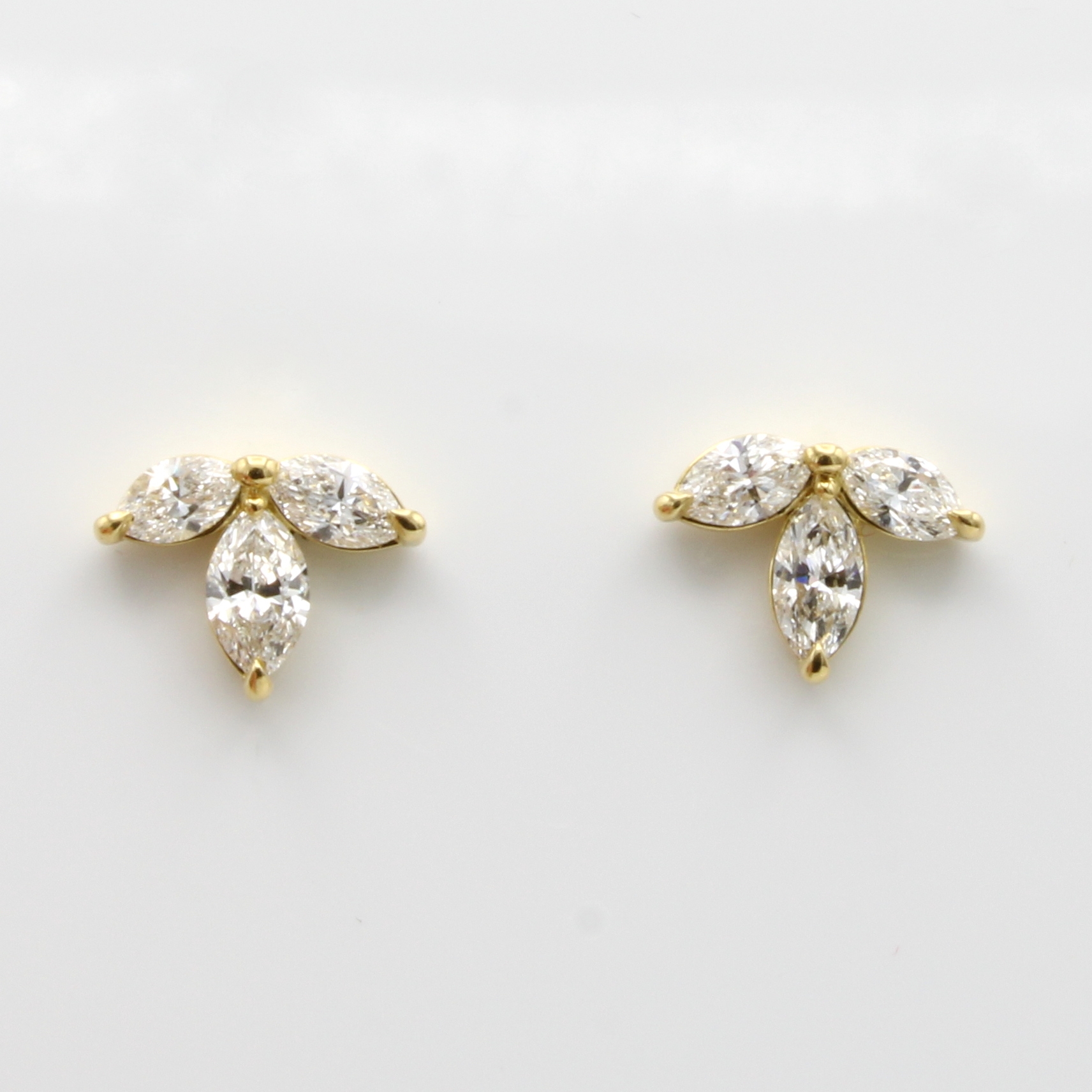 Image 27058567 - Paar Ohrstecker mit Diamanten, GG 750/000, 6Diamantnavettes zus. ca. 1.22 ct feines ...