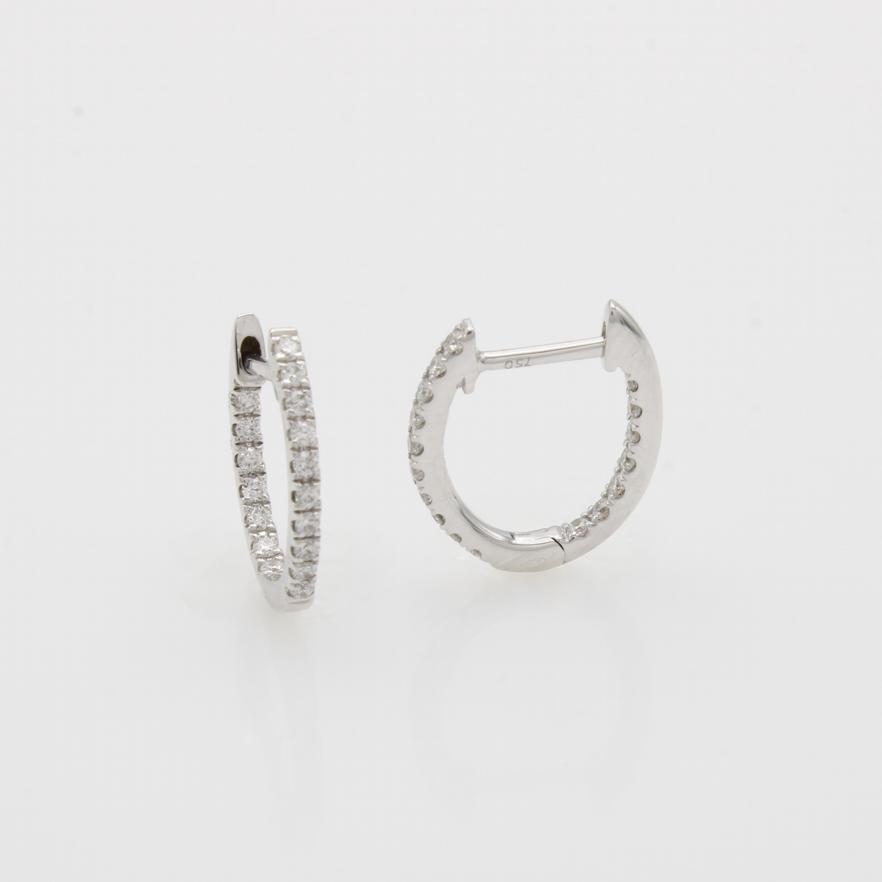 Image 27058569 - Paar Creolen mit Brillanten, WG 750/000, 34 Brill. zus. ca. 0.24 ct feines Weiß/si, ...