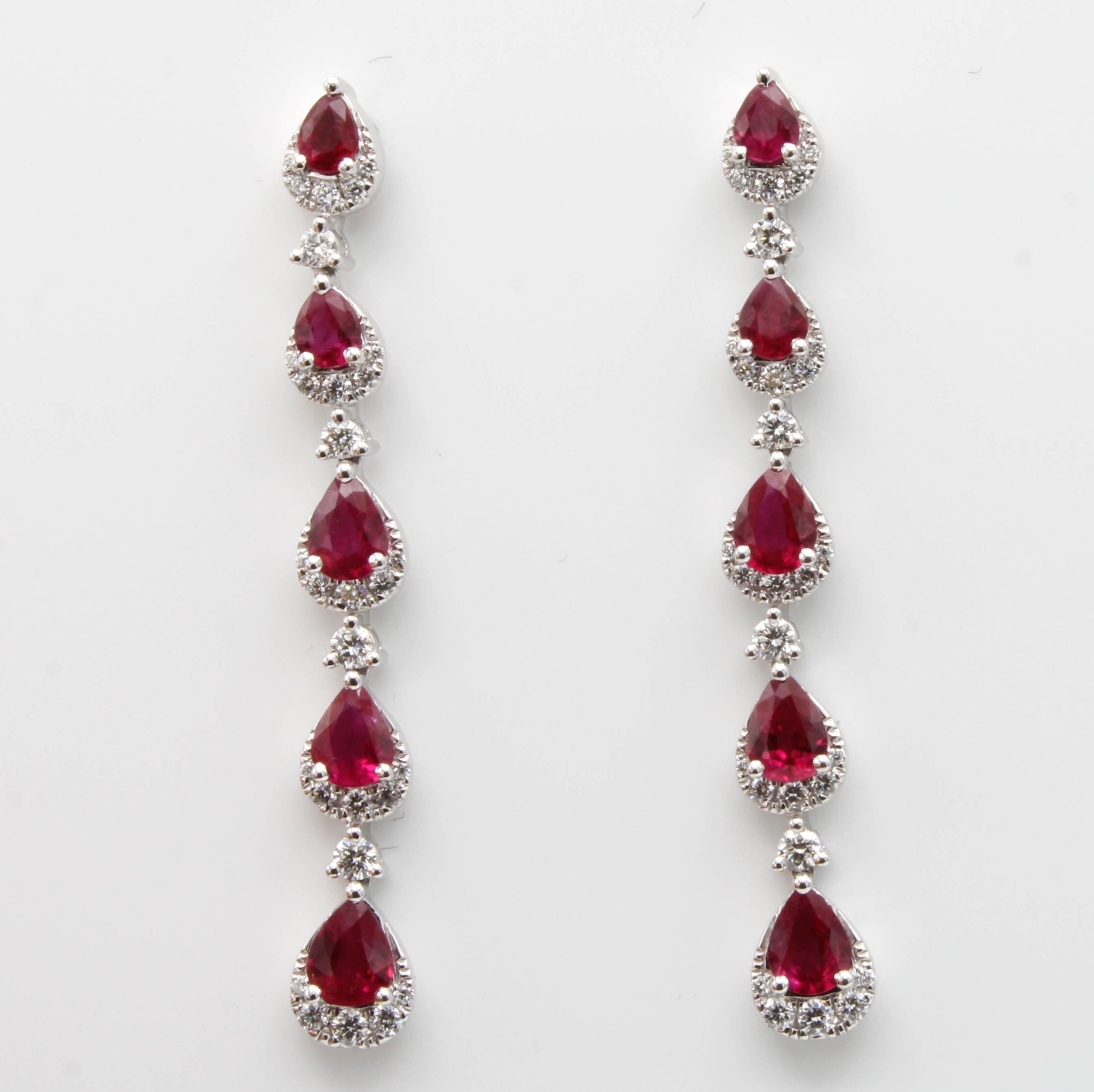 Image 27058570 - Paar Ohrstecker mit Rubinen und Brillanten, WG 750/000, 58 Brill. zus. ca. 0.59 ct ...